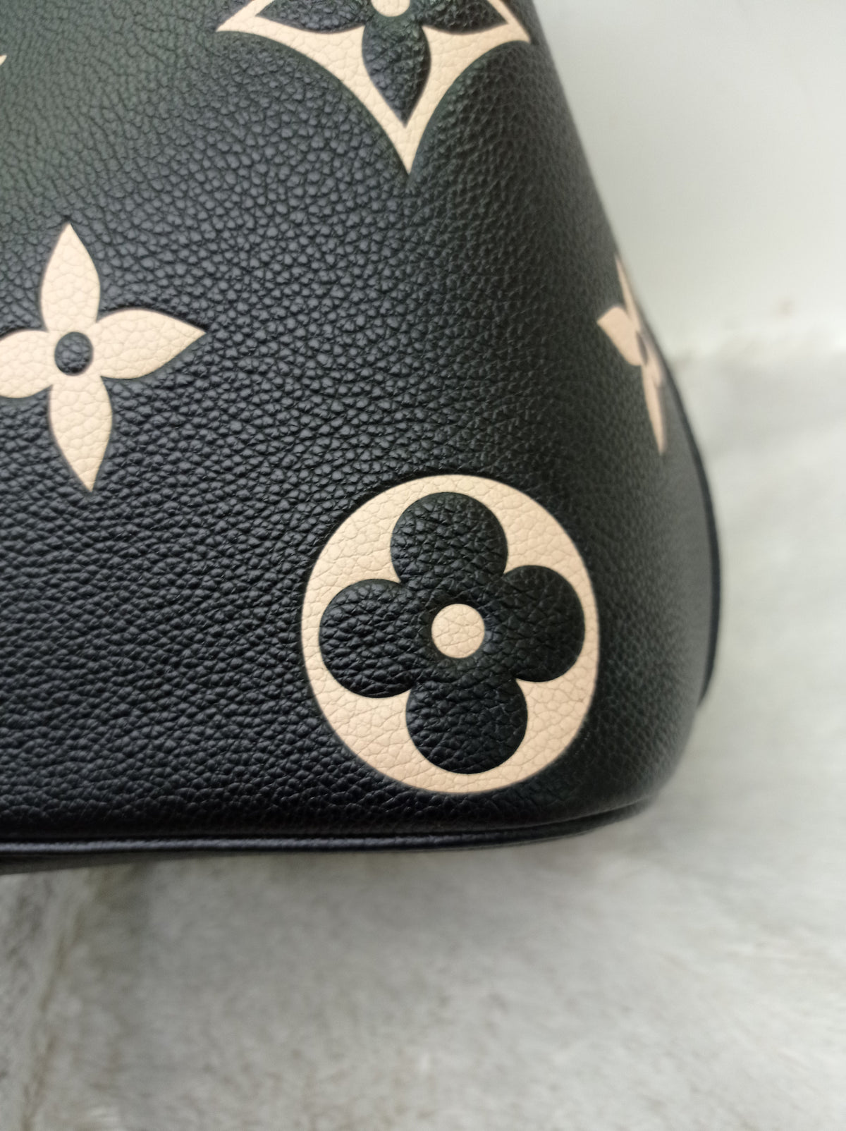 LV Neo Noe MM Monogram Empreinte Noir Creme (CHIP)