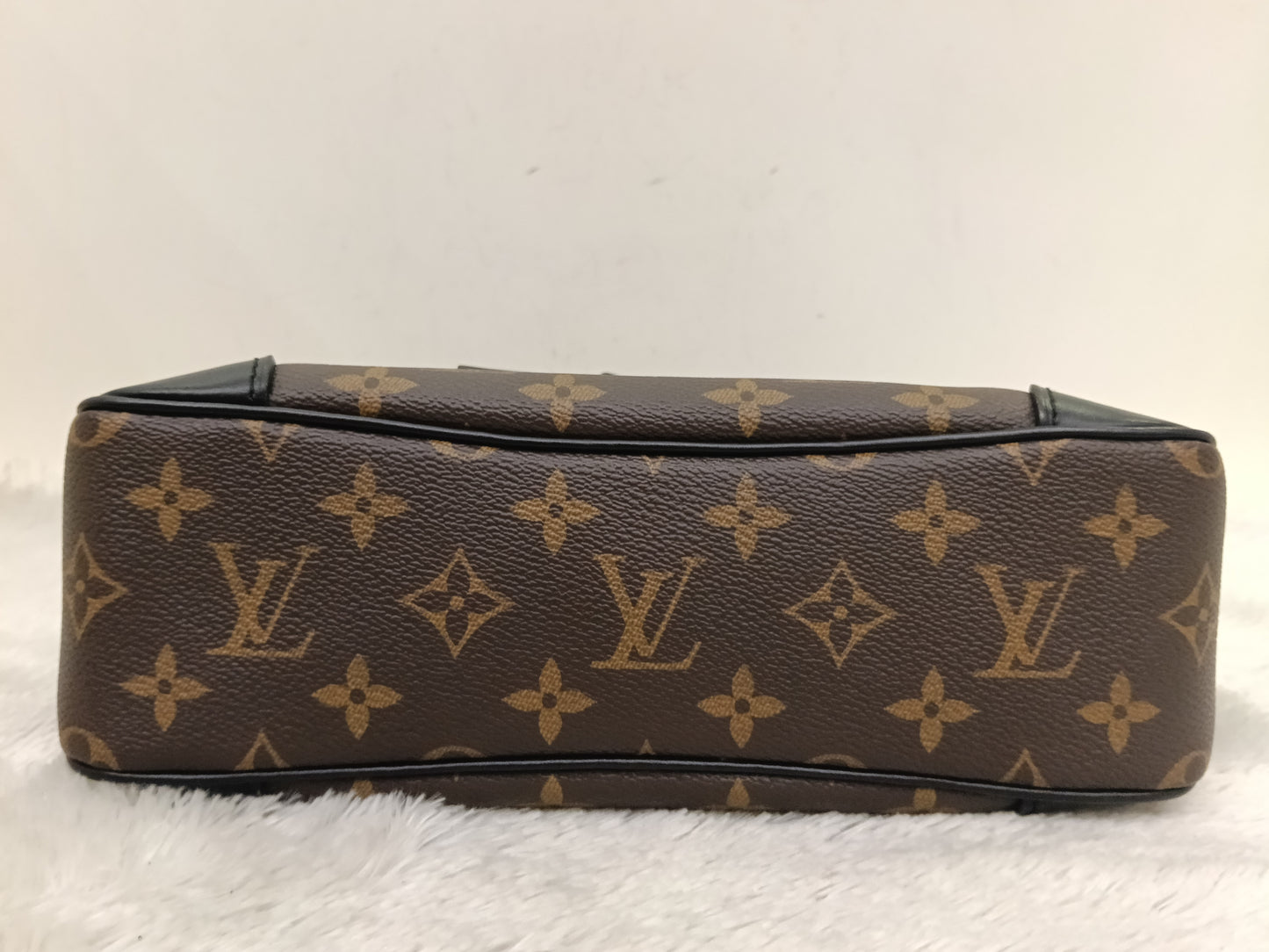 LV Odeon NM PM Monogram Noir (CHIP)