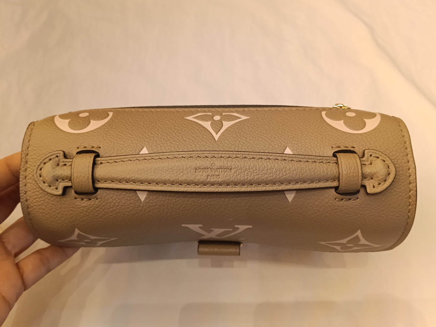 *Neverbeen Used* LV Metis East West Monogram Empreinte Giant Tourterelle Creme 2024 (CHIP)