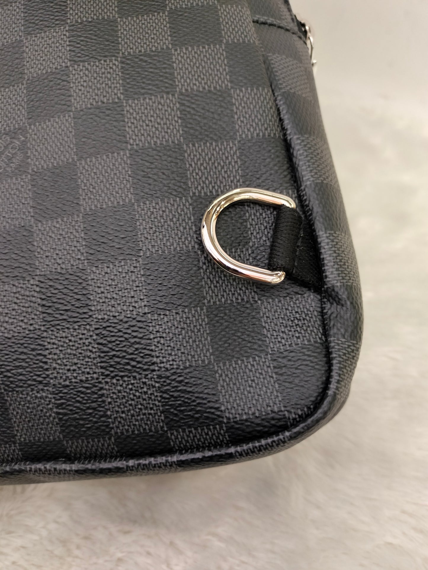 LV Avenue Sling Graphite 2021
With rec, tag, dustbag, box