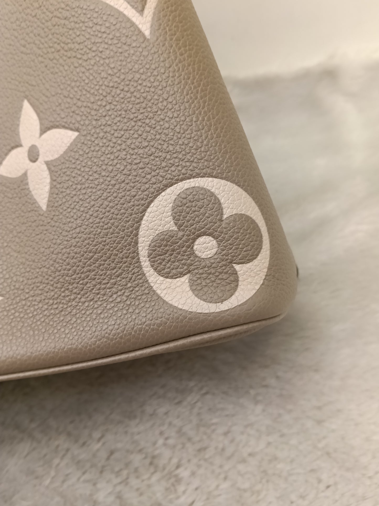 LV Neo Noe MM Monogram Empreinte Tourterelle Creme (CHIP)
