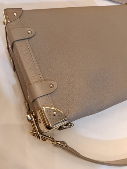 LV Side Trunk MM Taupe 2025 (CHIP)