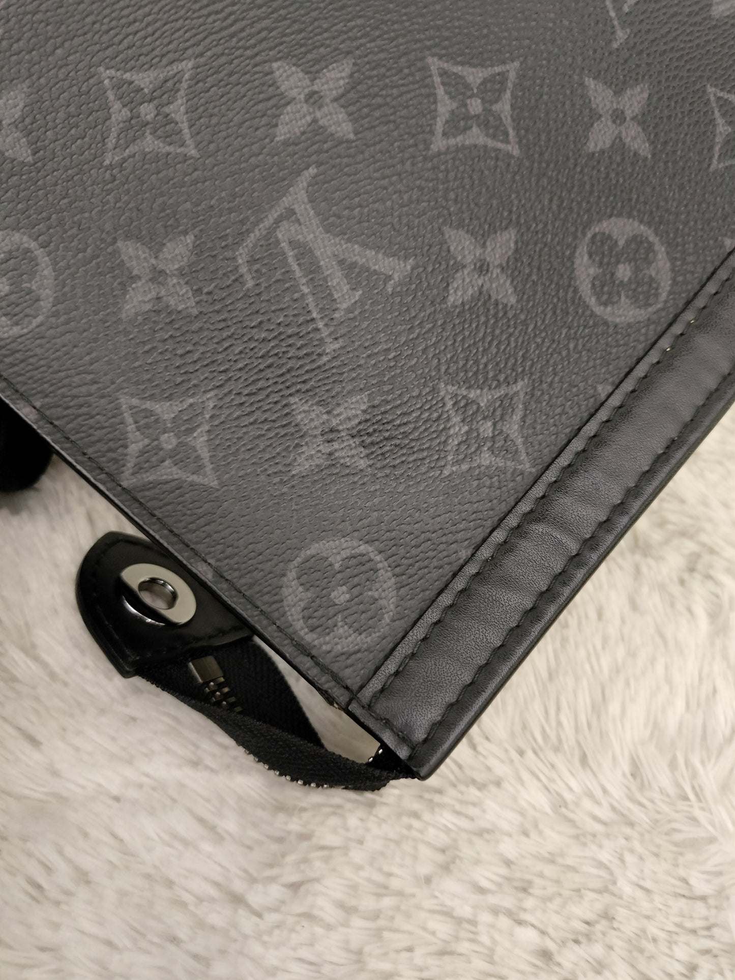 LV Pochette Voyage MM Monogram Eclipse (CHIP)