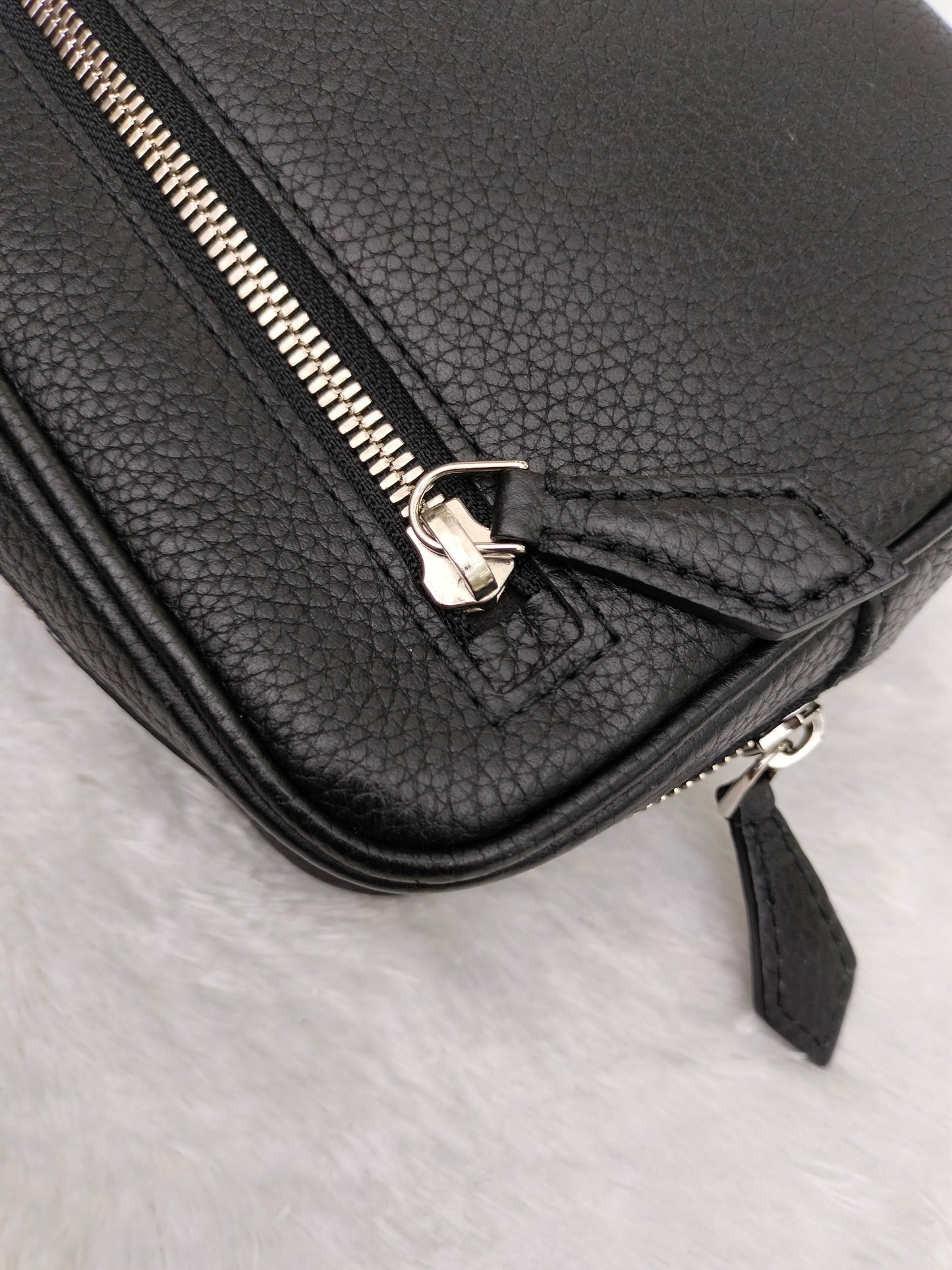 LV Kasai Clutch Grained Black 2019