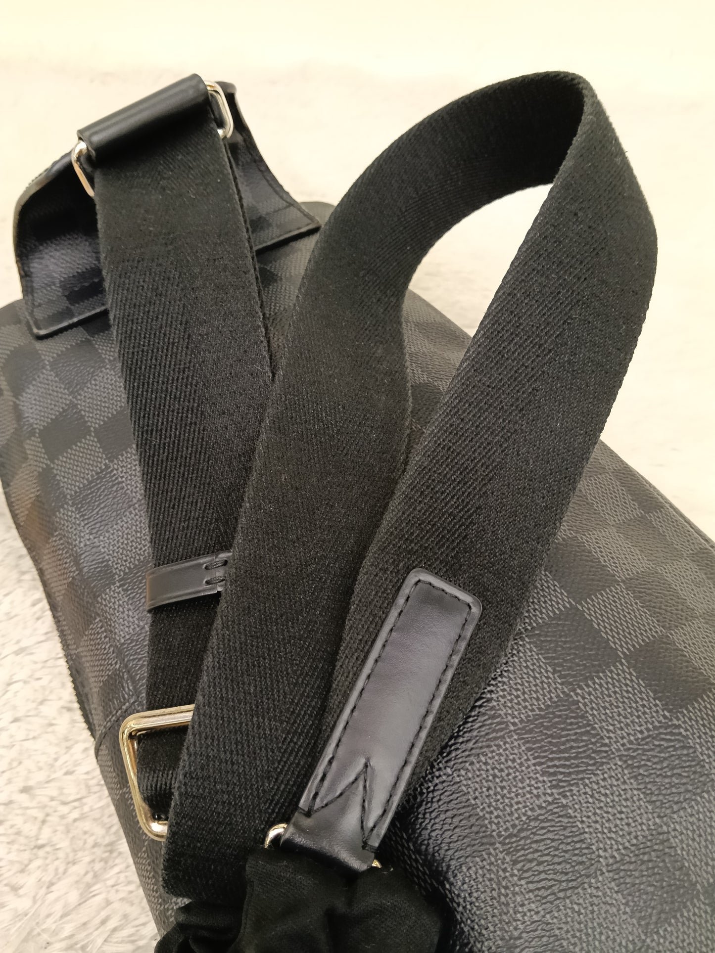 LV Avenue Sling Graphite 2020