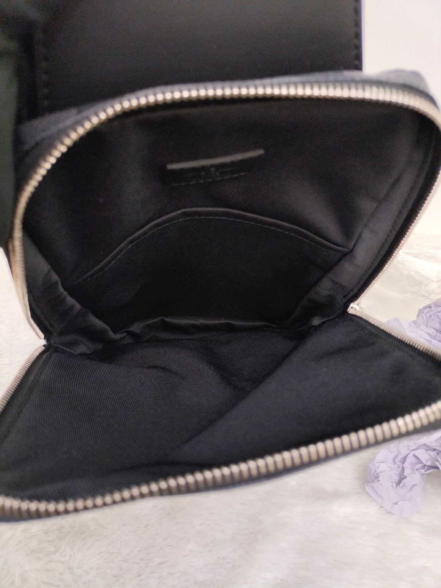 LV Avenue Sling Graphite 2021
With rec, tag, dustbag, box