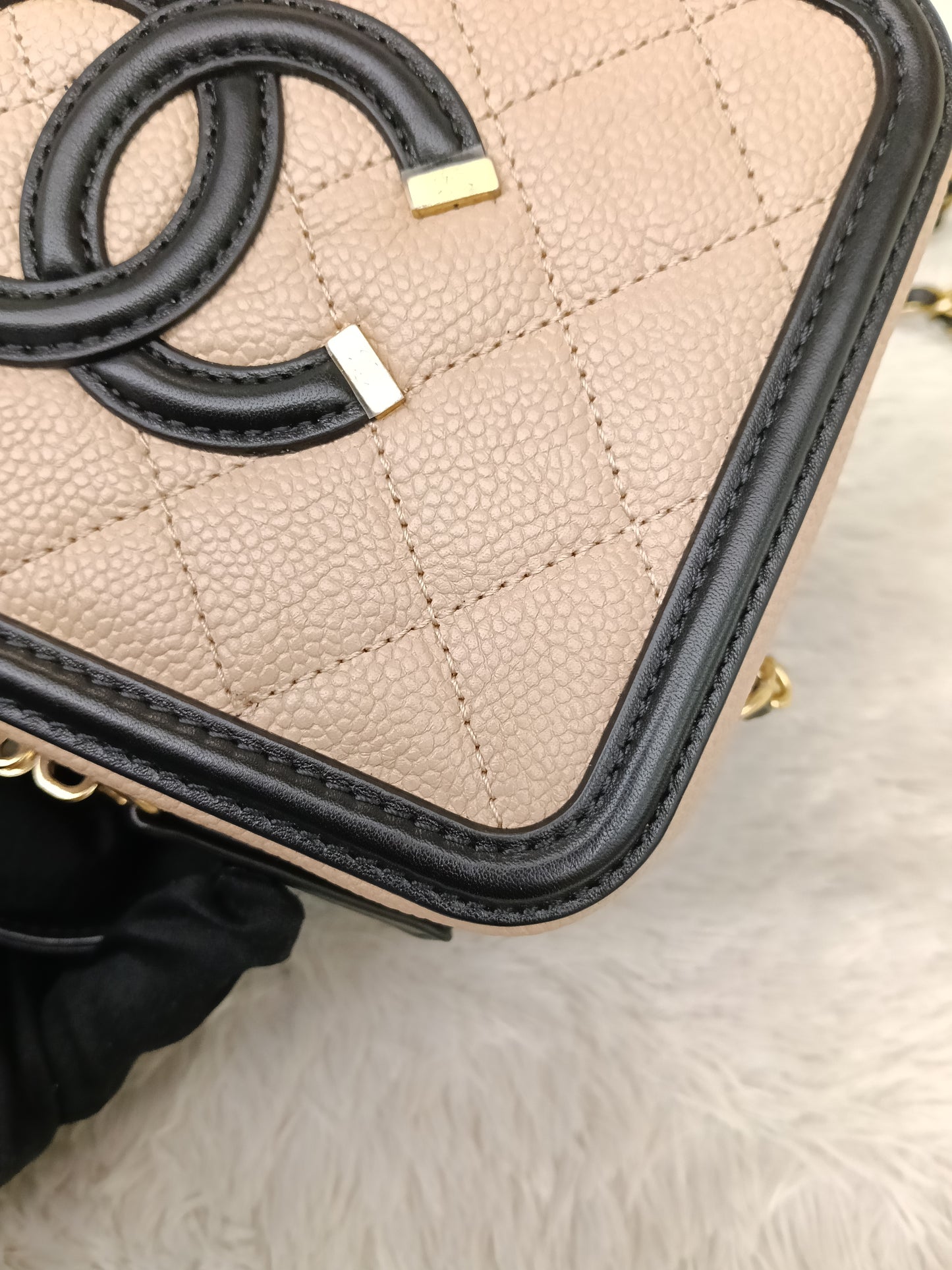 *Neverbeen Used* Chanel Filigree Vanity Case Small Caviar Beige Black GHW #27