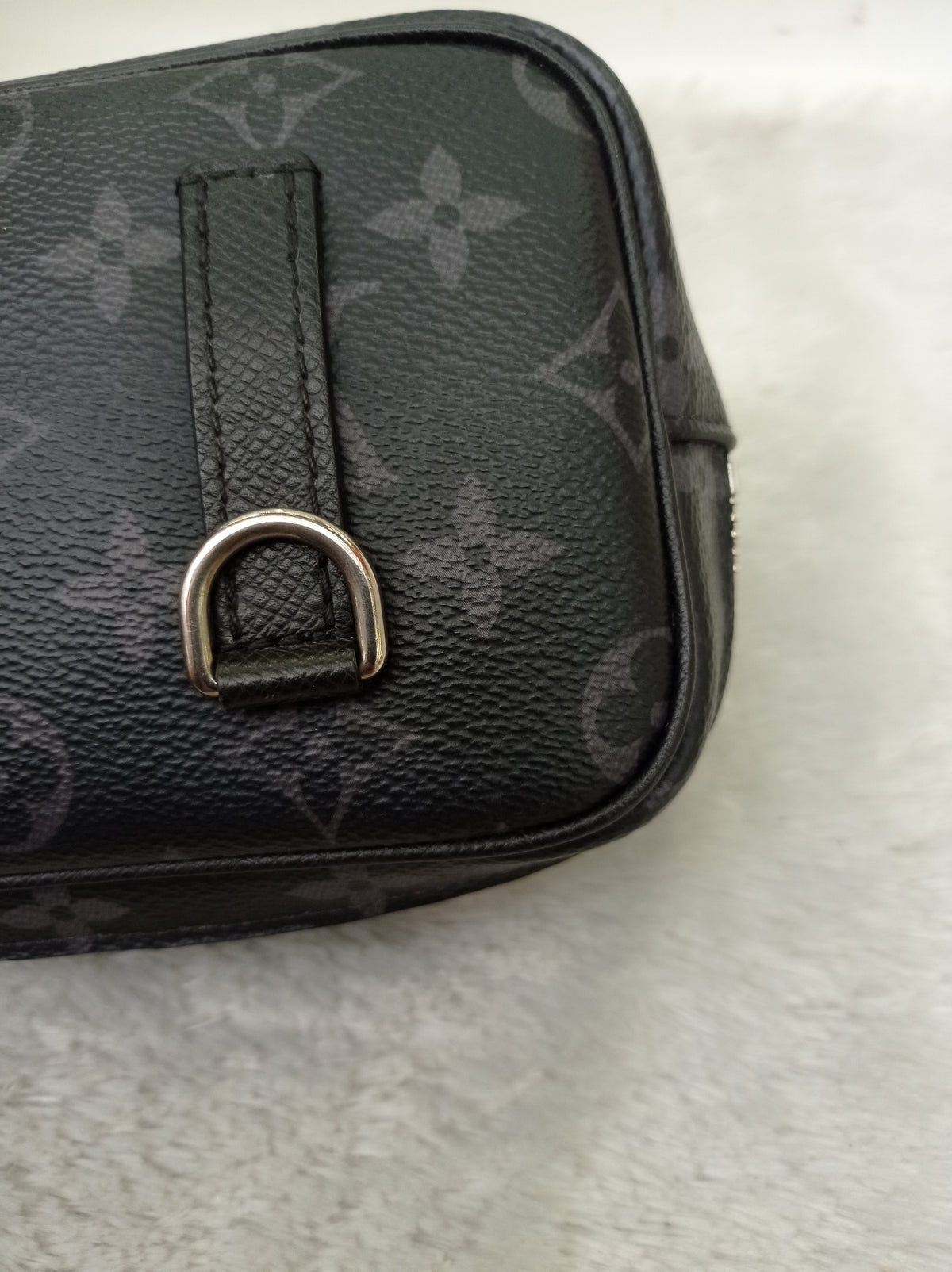 LV Outdoor Pouch Monogram Eclipse (CHIP)
