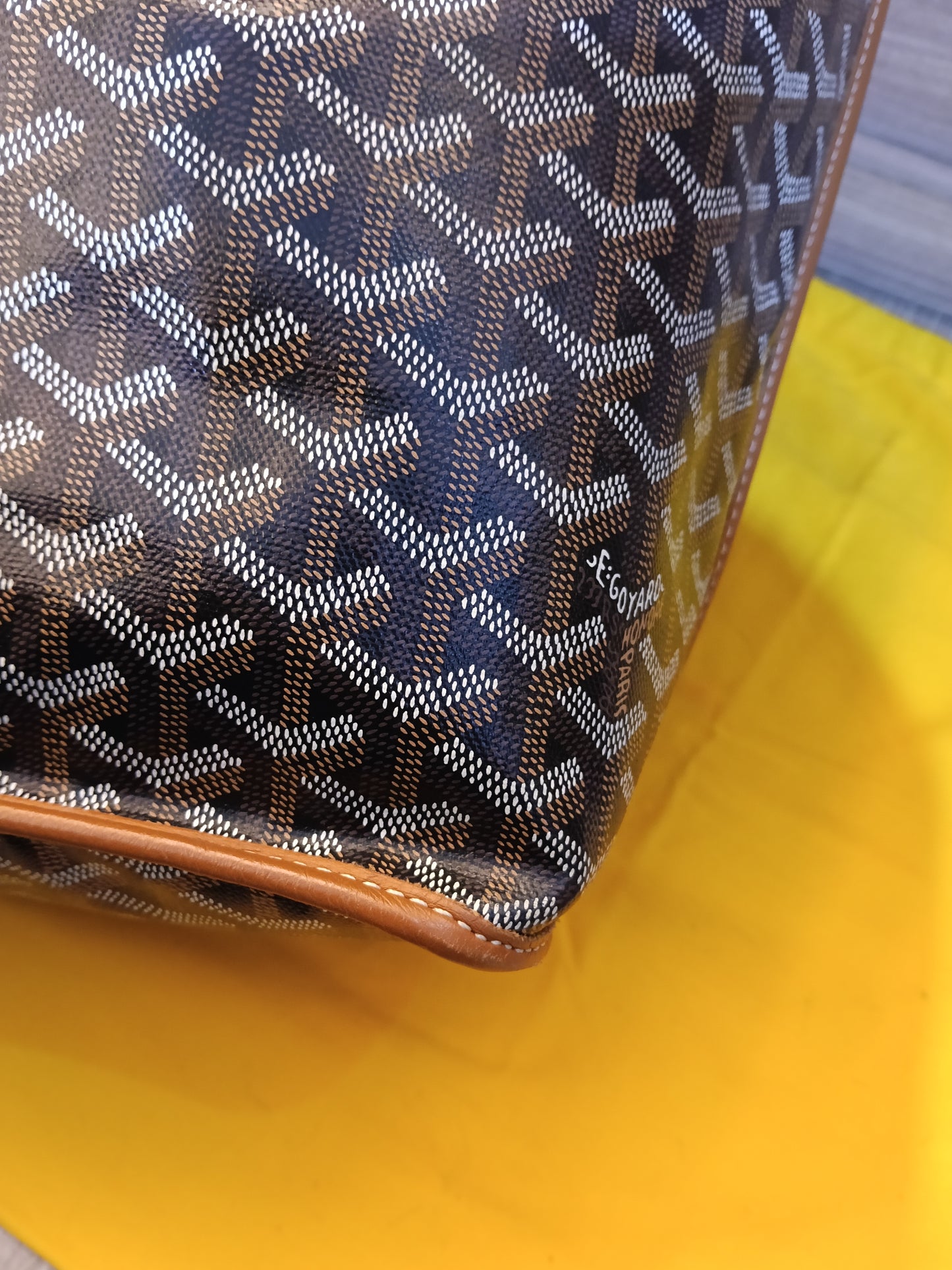 Goyard St Louis PM Black Tan SHW 2023
With pocket, db