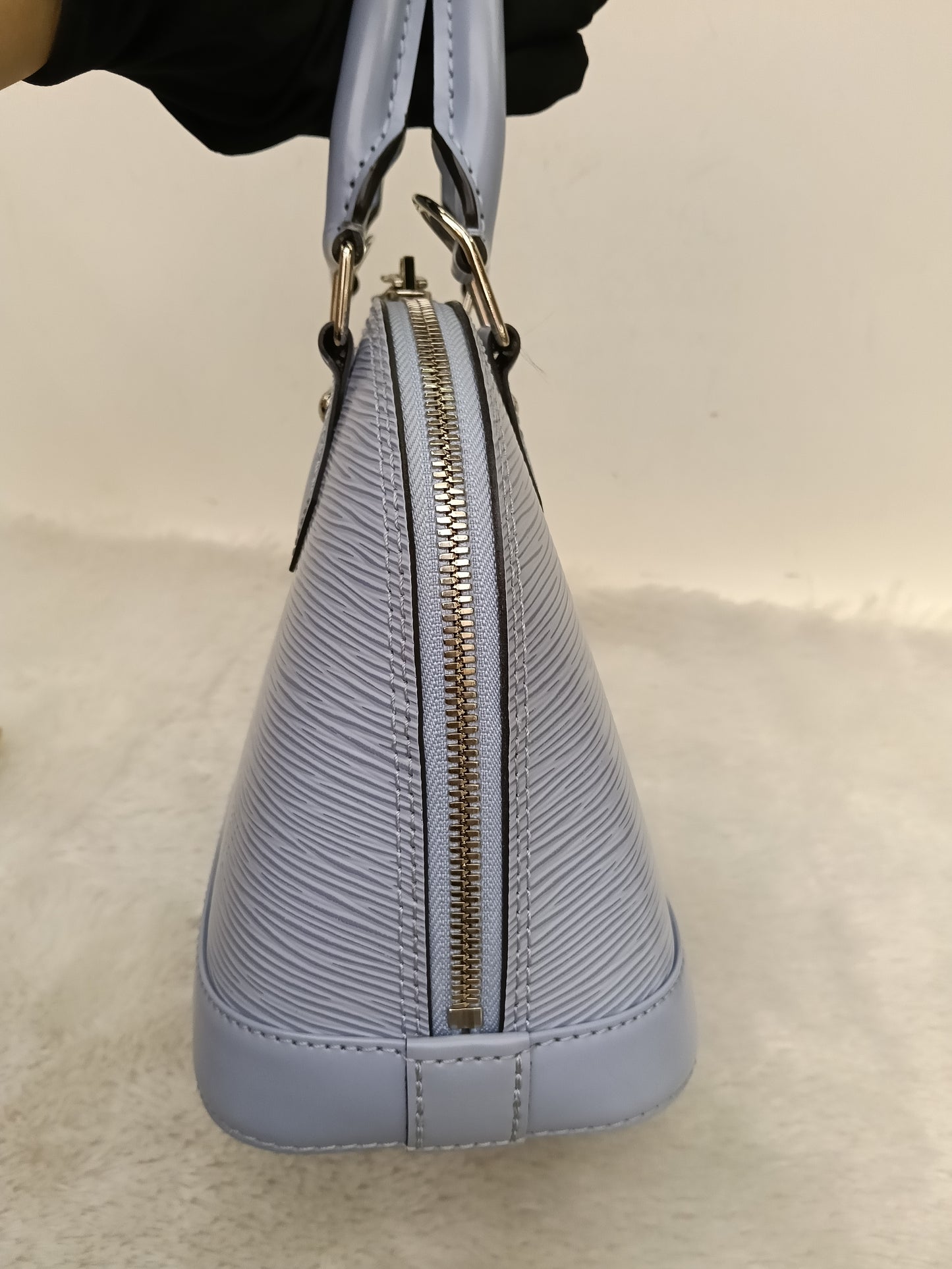 LV Alma BB Epi Bleu Nuage (CHIP)