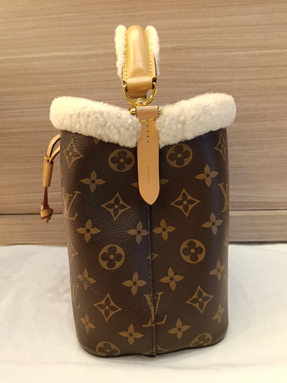 LV Neo Noe BB Monogram Shearling Cozygram 2023 (CHIP)