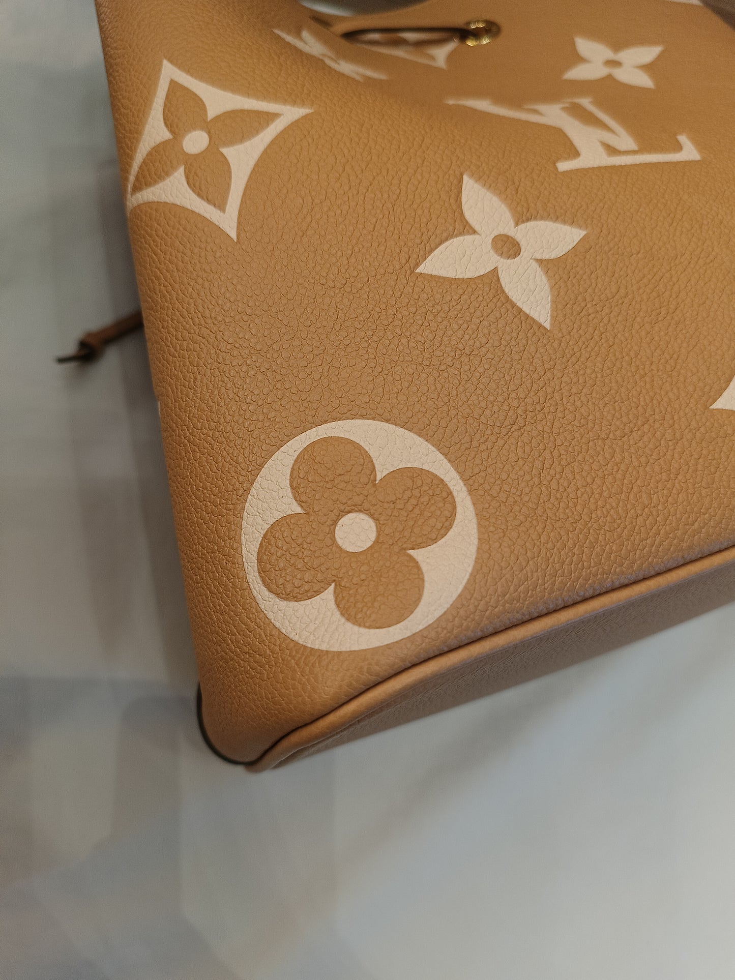 LV Neo Noe Monogram Empreinte Giant Arizona Beige (CHIP)