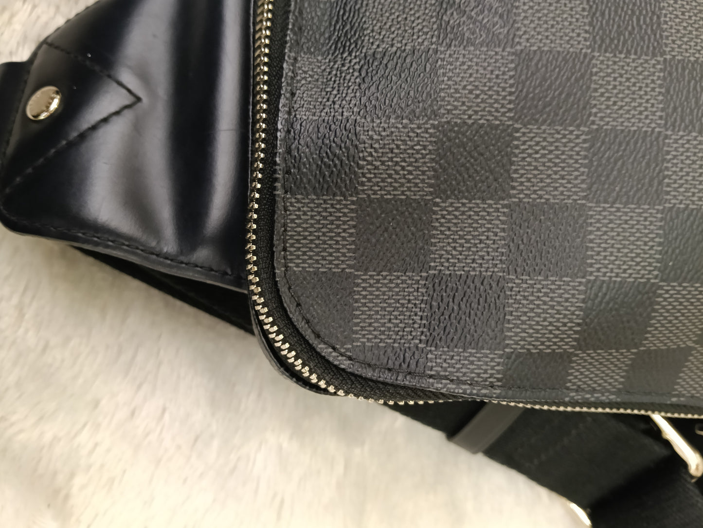 LV Avenue Sling Graphite 2020