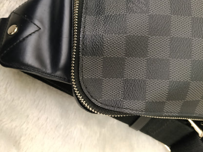 LV Avenue Sling Graphite 2020