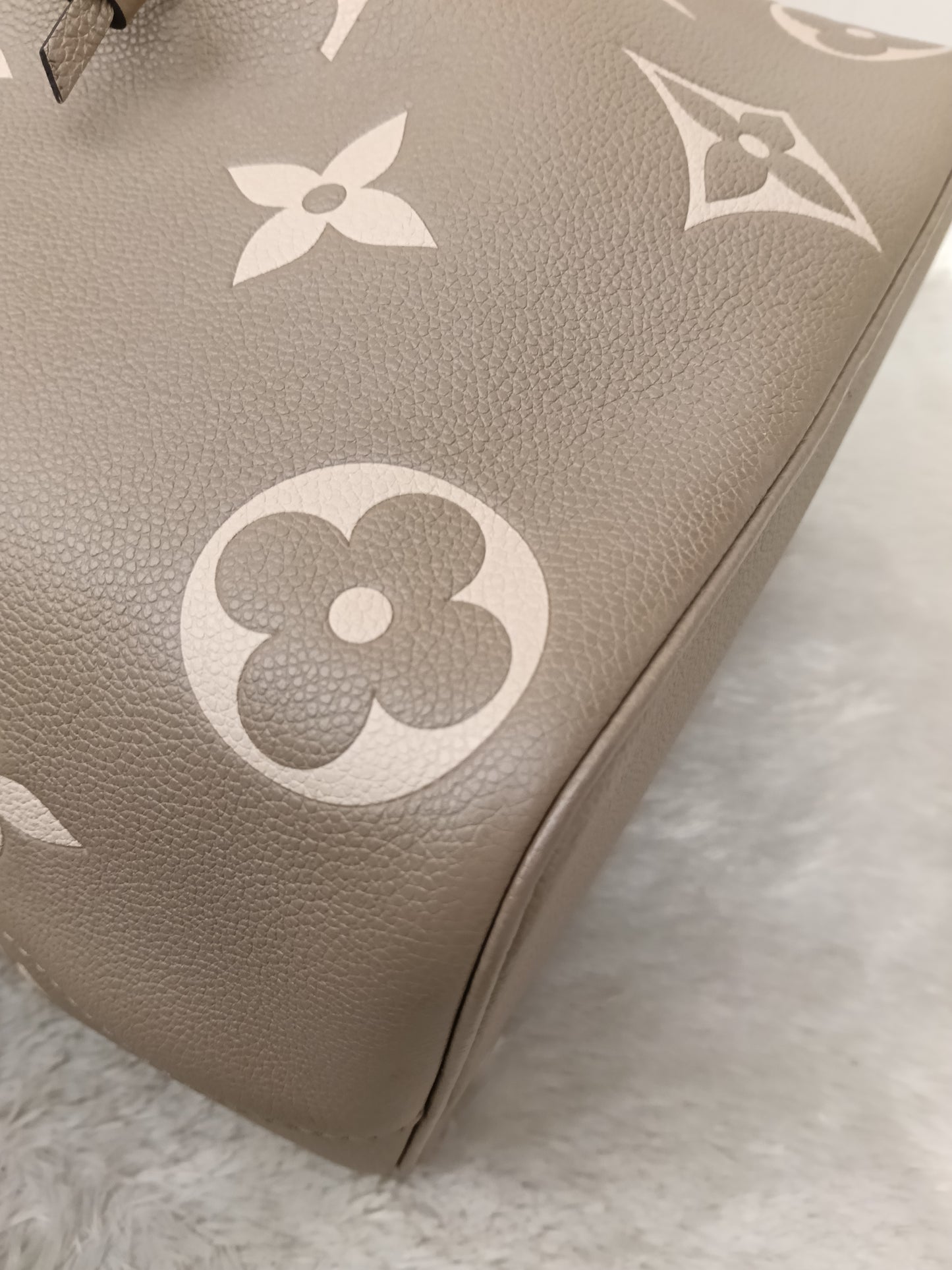 LV Neo Noe MM Monogram Empreinte Tourterelle Creme (CHIP)