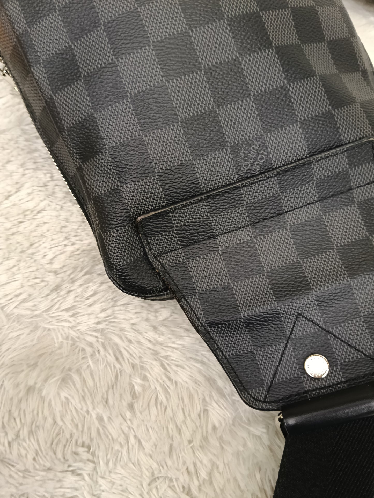 LV Avenue Sling Graphite 2020