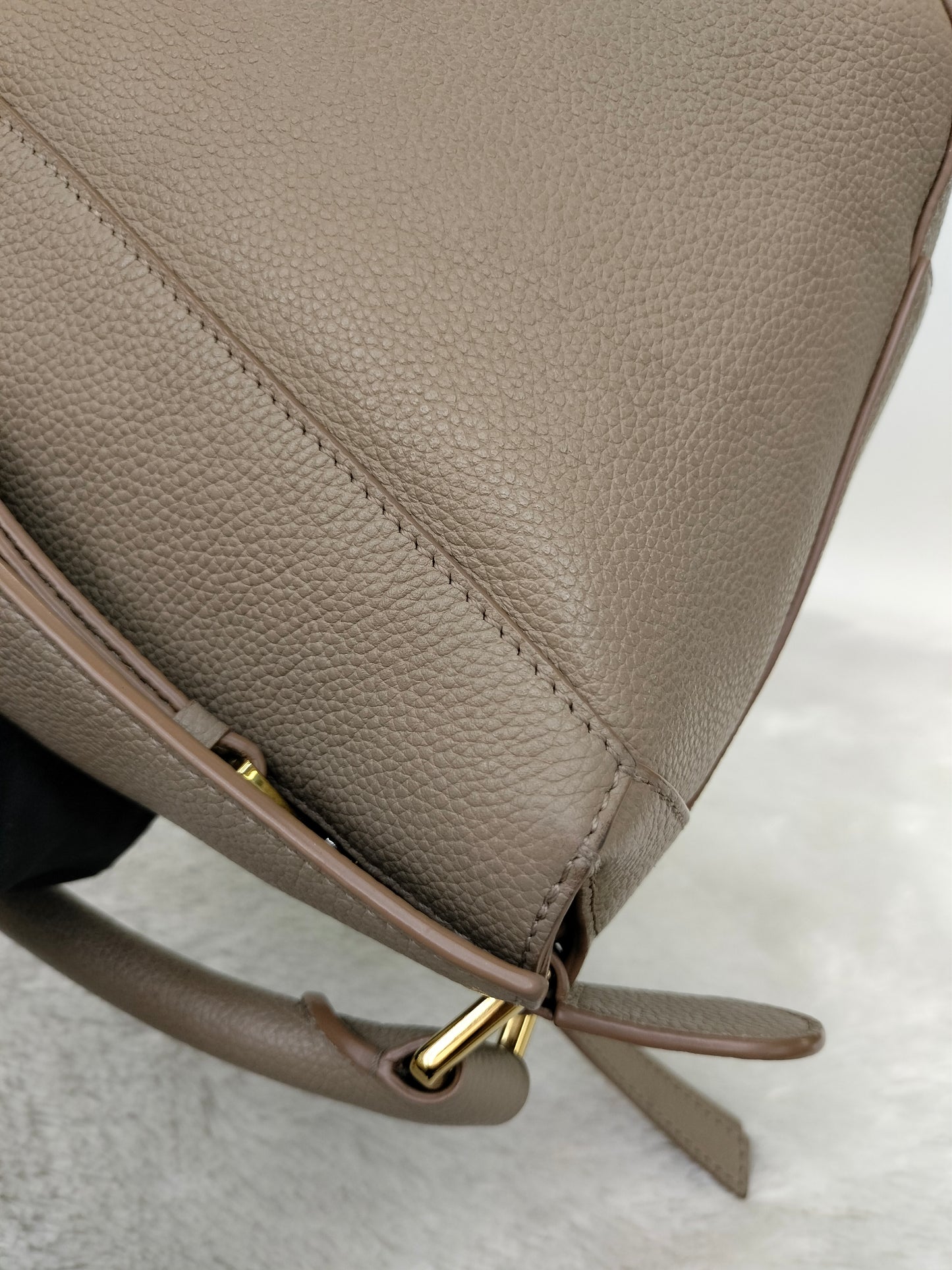 Loewe Puzzle Small Edge Grained Sand GHW 2023