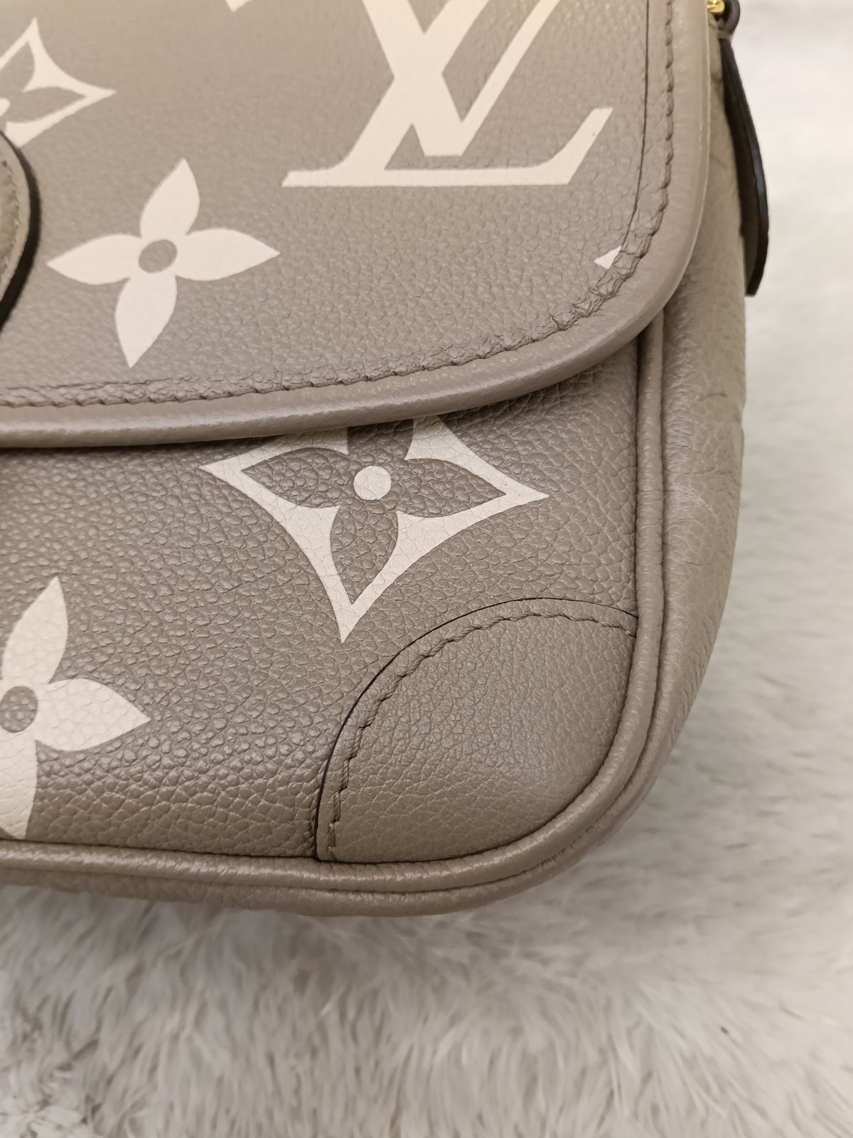 LV Diane PM ST NM Monogram Empreinte Tourterelle Creme 2025 (CHIP)