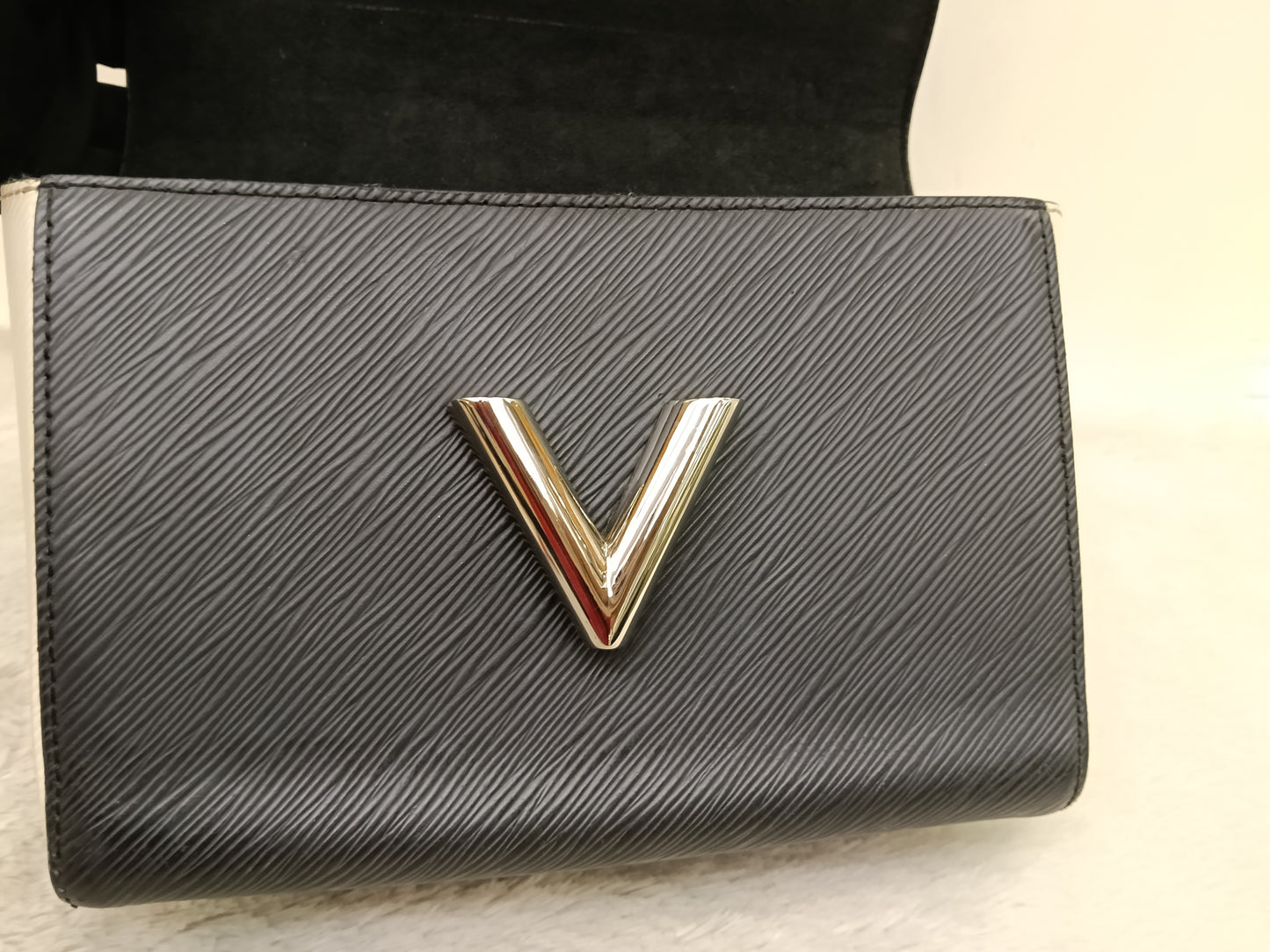 LV Twist MM Epi Love Lock Charms Black White Red 2018