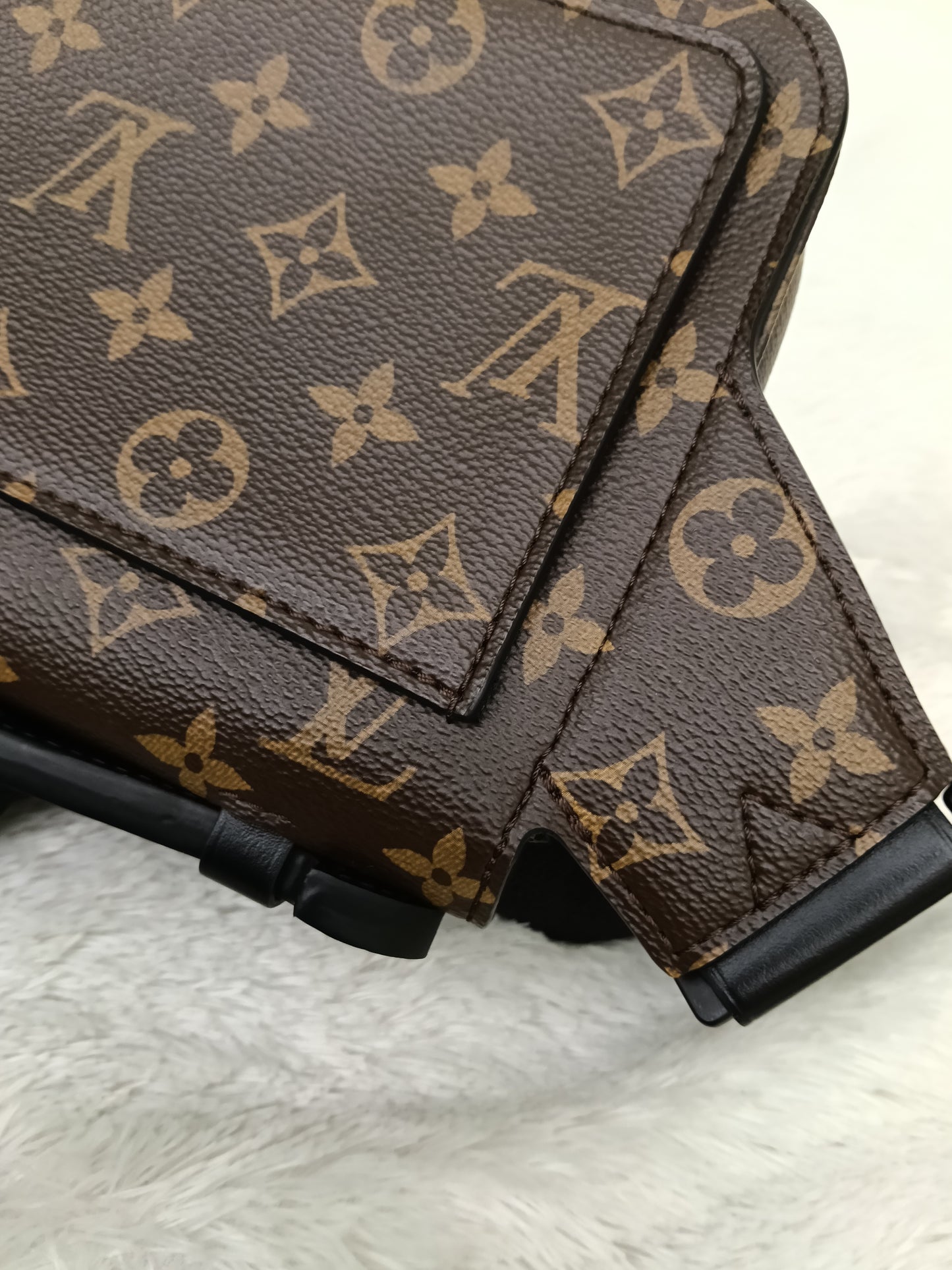 LV S Lock Waist Bag Monogram Macassar (CHIP)