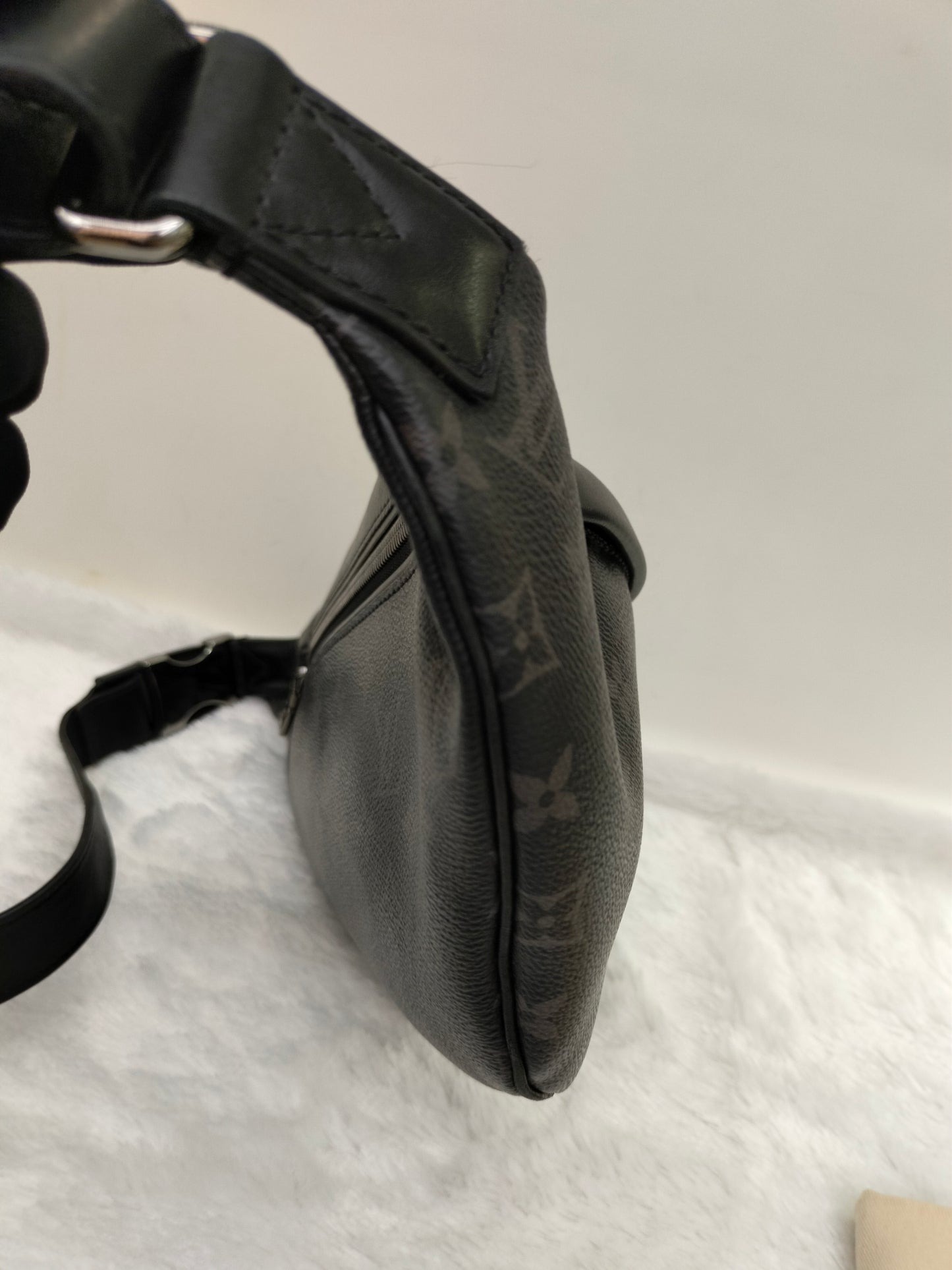 LV Discovery Bumbag Monogram Eclipse 2019