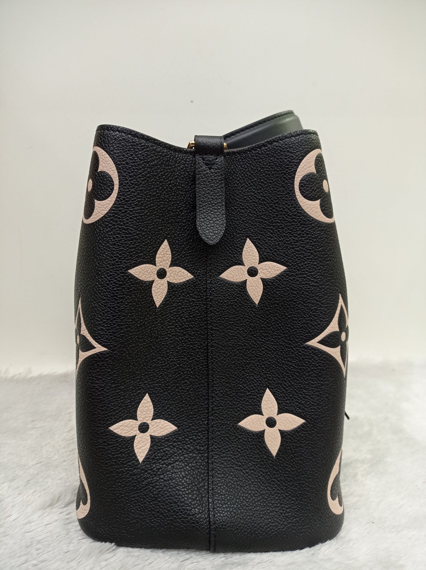 LV Neo Noe MM Monogram Empreinte Noir Creme 2022 (CHIP)