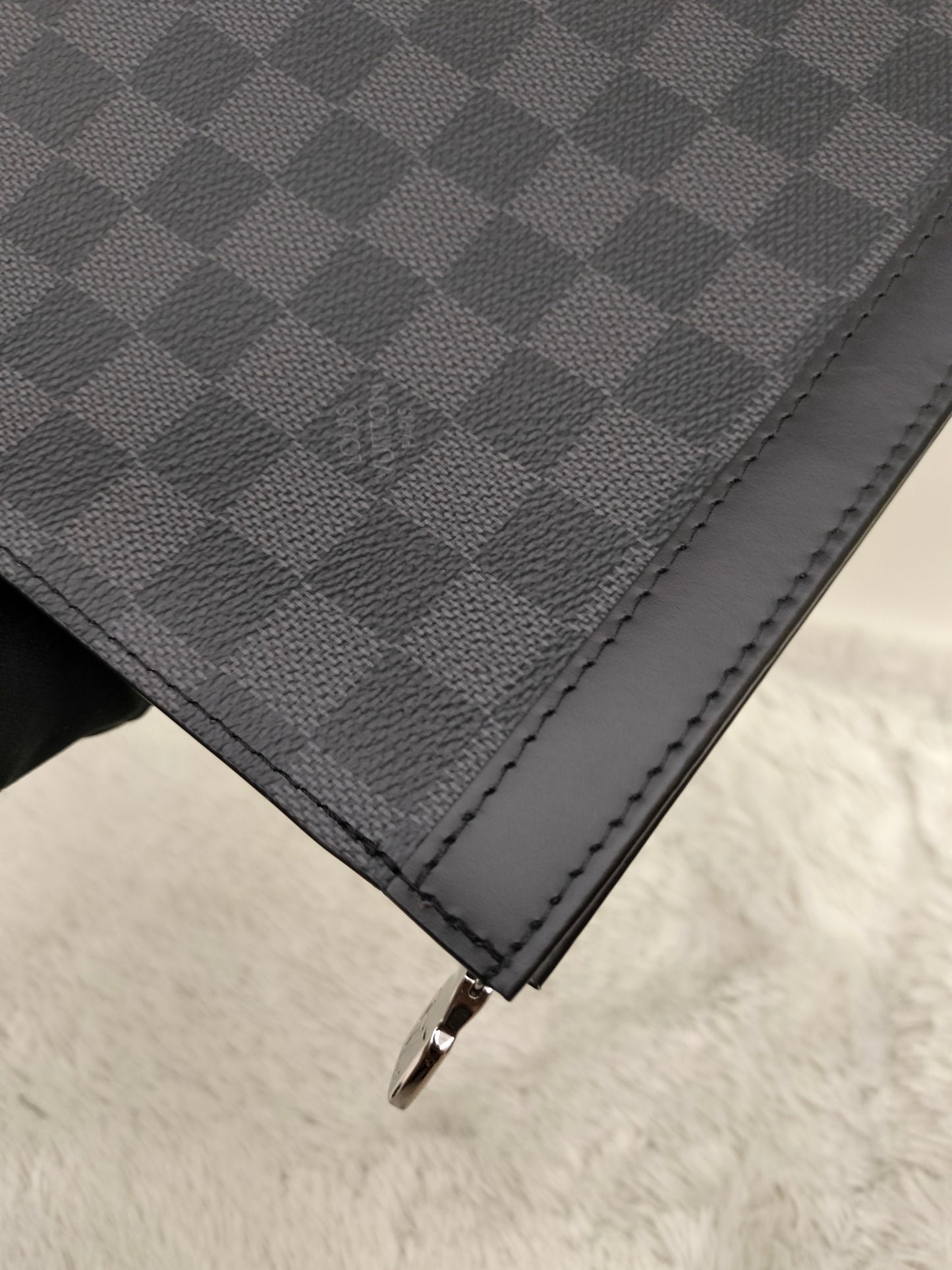 LV Pochette Voyage Graphite 2020