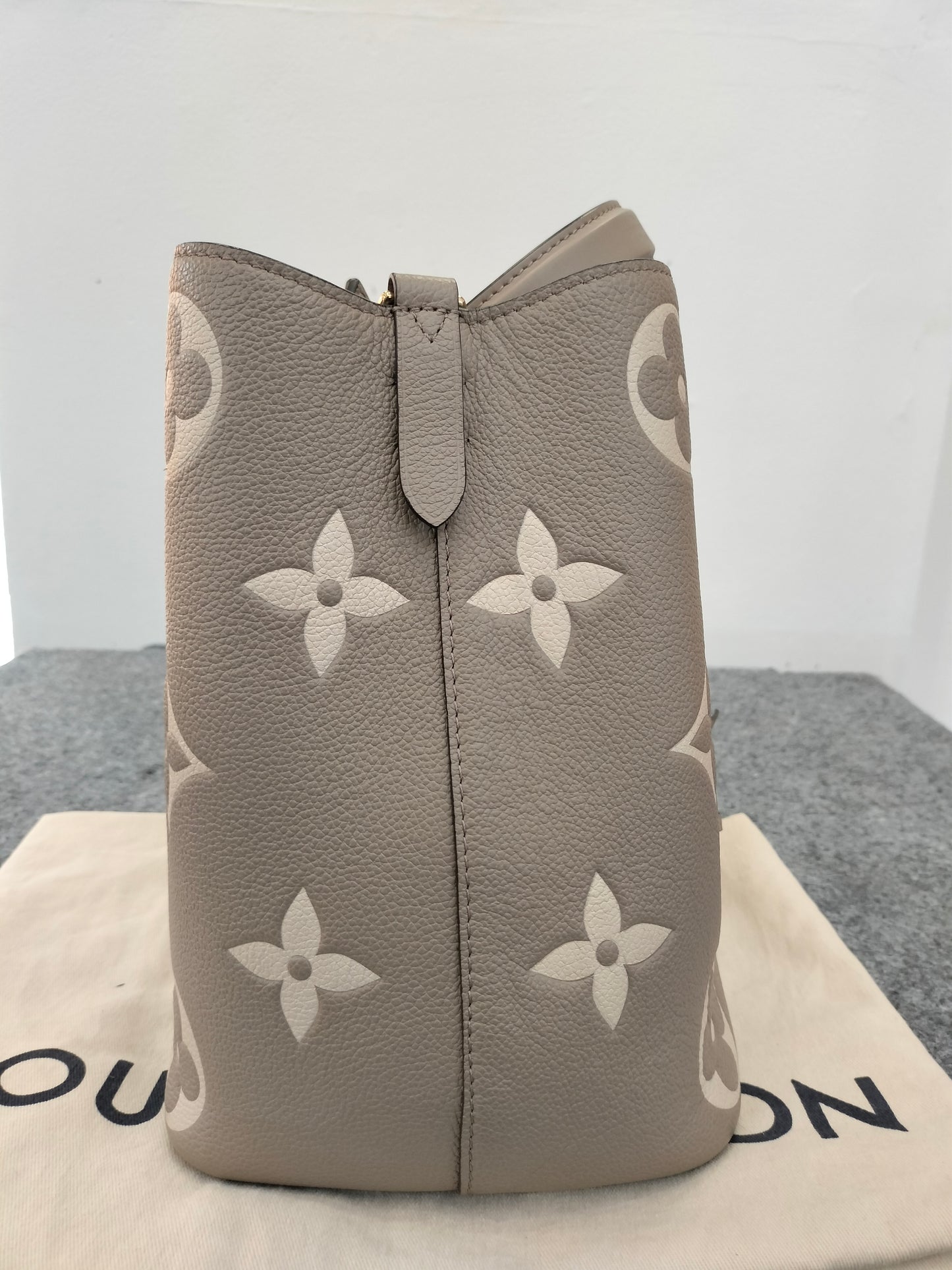 LV Neo Noe MM Tourterelle Creme (CHIP)