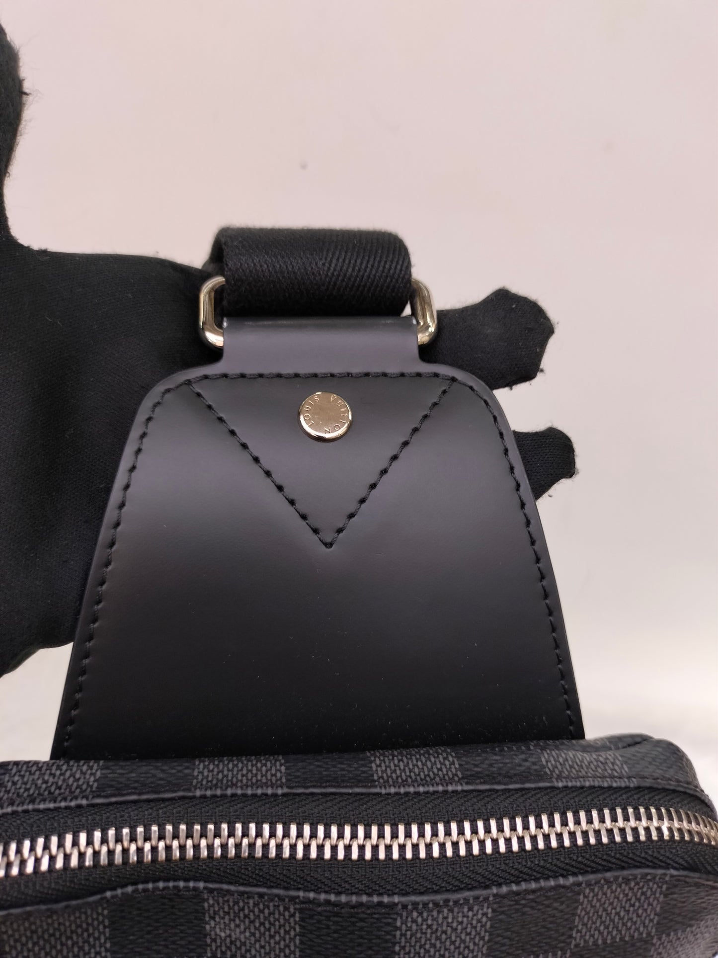 LV Avenue Sling Graphite 2021
With rec, tag, dustbag, box