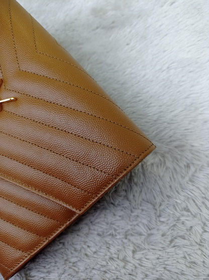 YsL Envelope Clutch Matelasse Monogramme Chevron Grained Dark Caramel GHW 2023