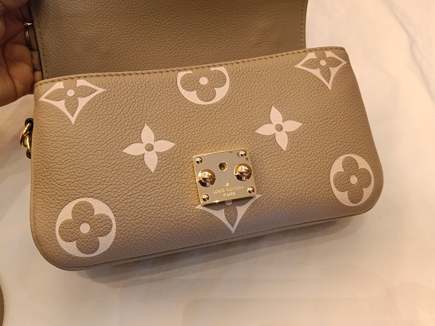 *Neverbeen Used* LV Metis East West Monogram Empreinte Giant Tourterelle Creme 2024 (CHIP)