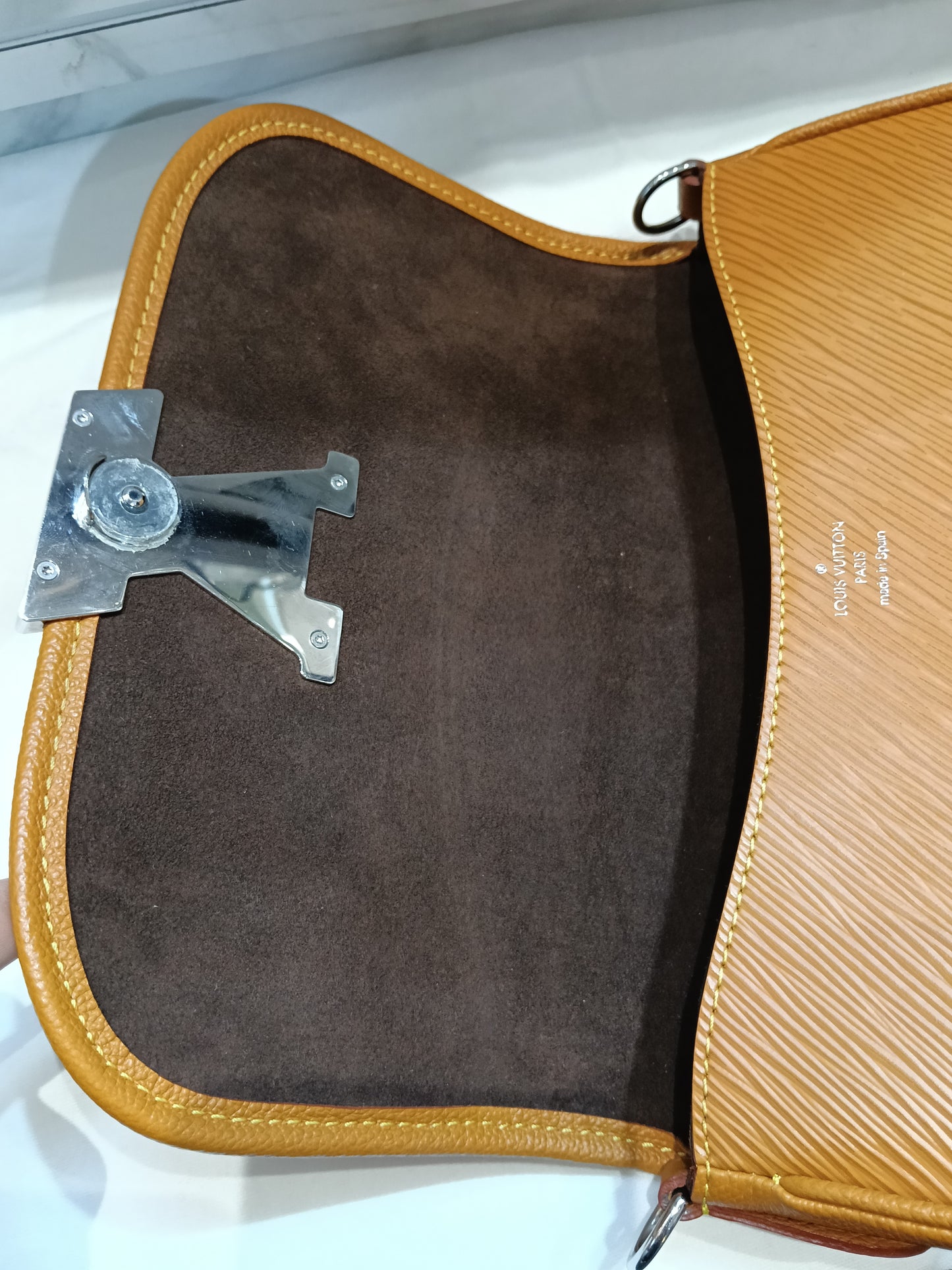 LV Buci NM Epi Gold Miel (CHIP)