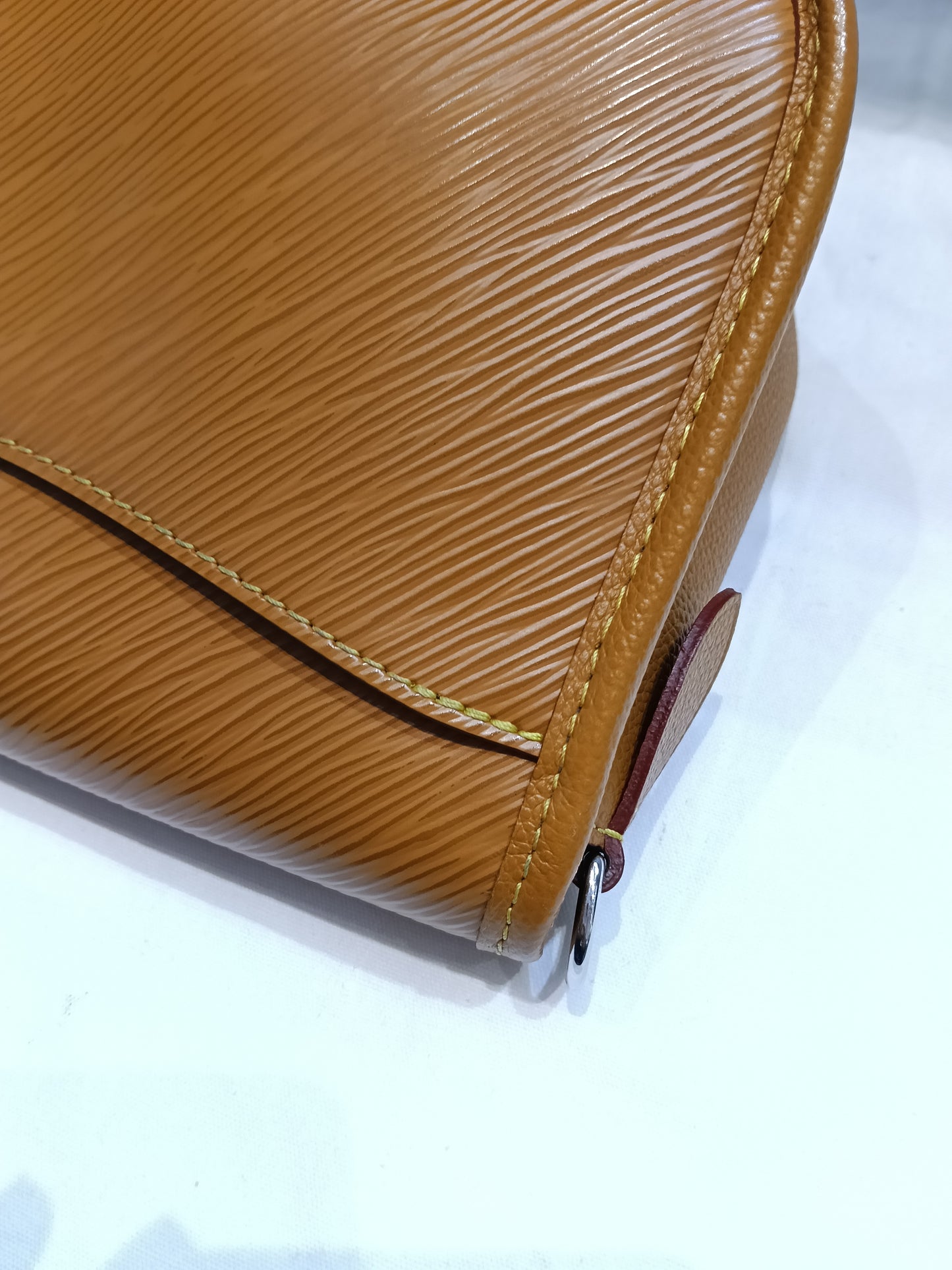 LV Buci NM Epi Gold Miel (CHIP)
