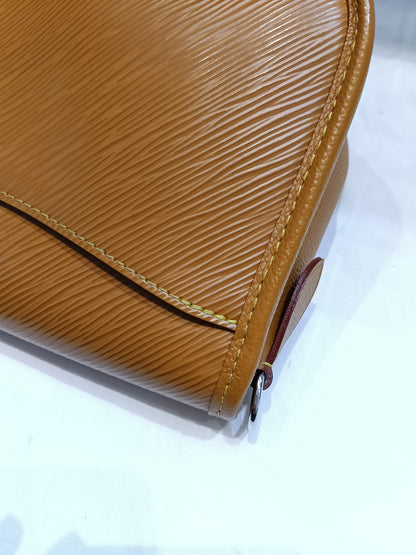 LV Buci NM Epi Gold Miel (CHIP)