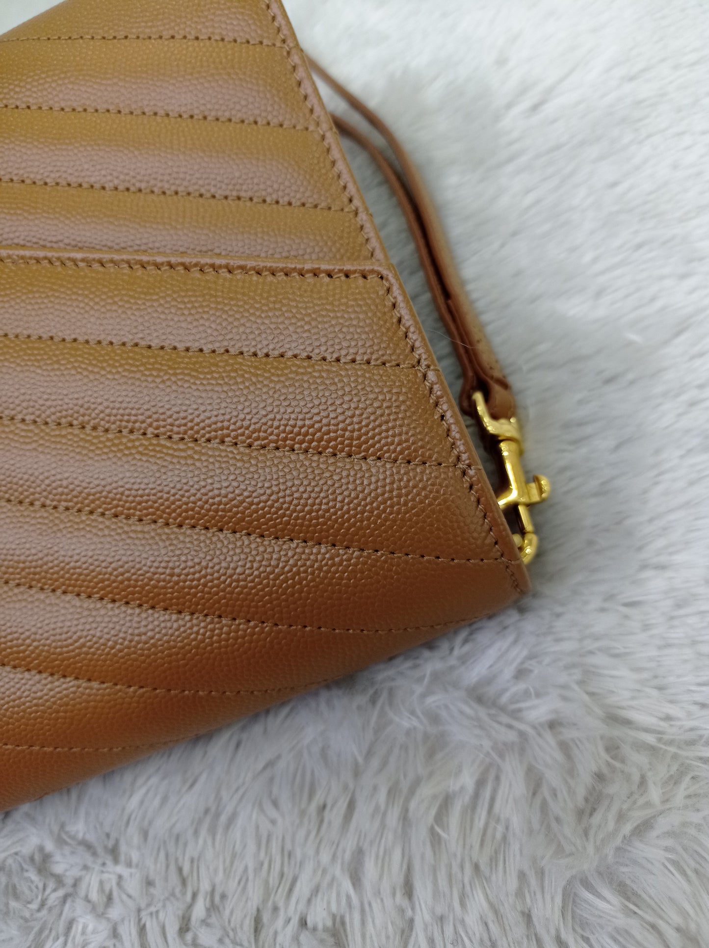 YsL Envelope Clutch Matelasse Monogramme Chevron Grained Dark Caramel GHW 2023
