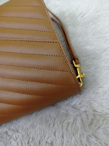 YsL Envelope Clutch Matelasse Monogramme Chevron Grained Dark Caramel GHW 2023