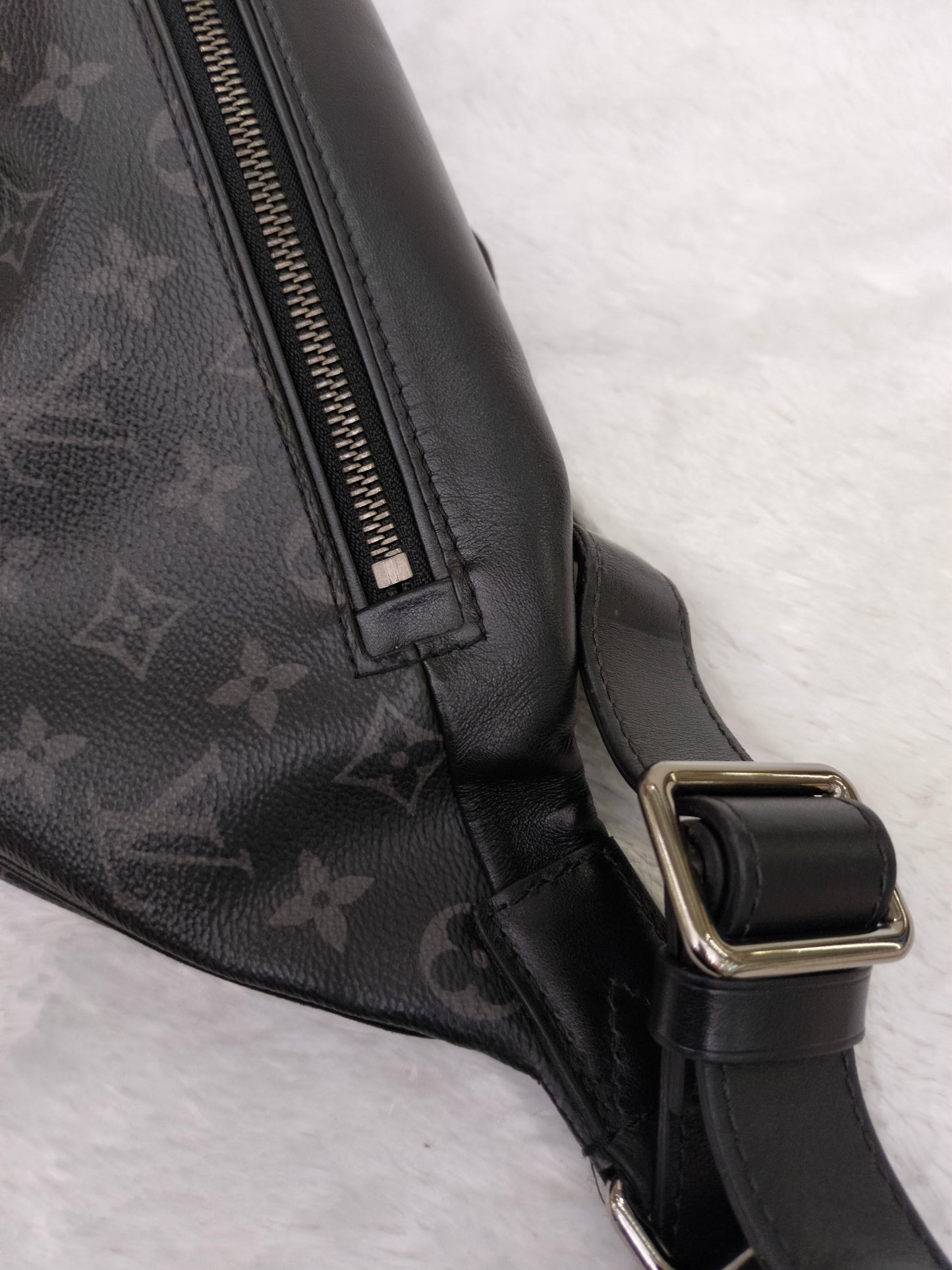 LV Discovery Bumbag Monogram Eclipse 2019