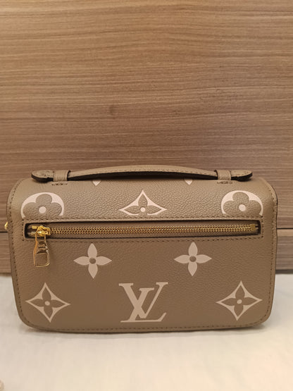 *Neverbeen Used* LV Metis East West Monogram Empreinte Giant Tourterelle Creme 2024 (CHIP)
