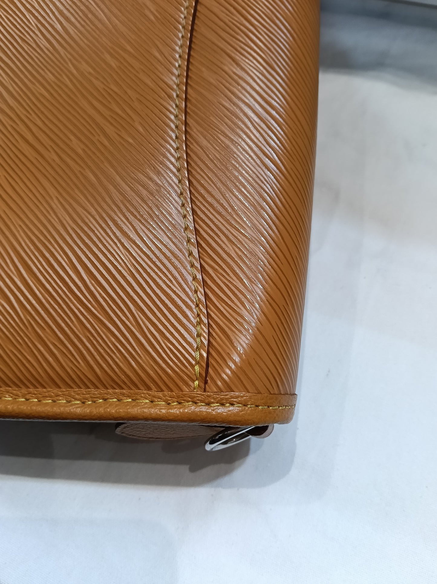 LV Buci NM Epi Gold Miel (CHIP)