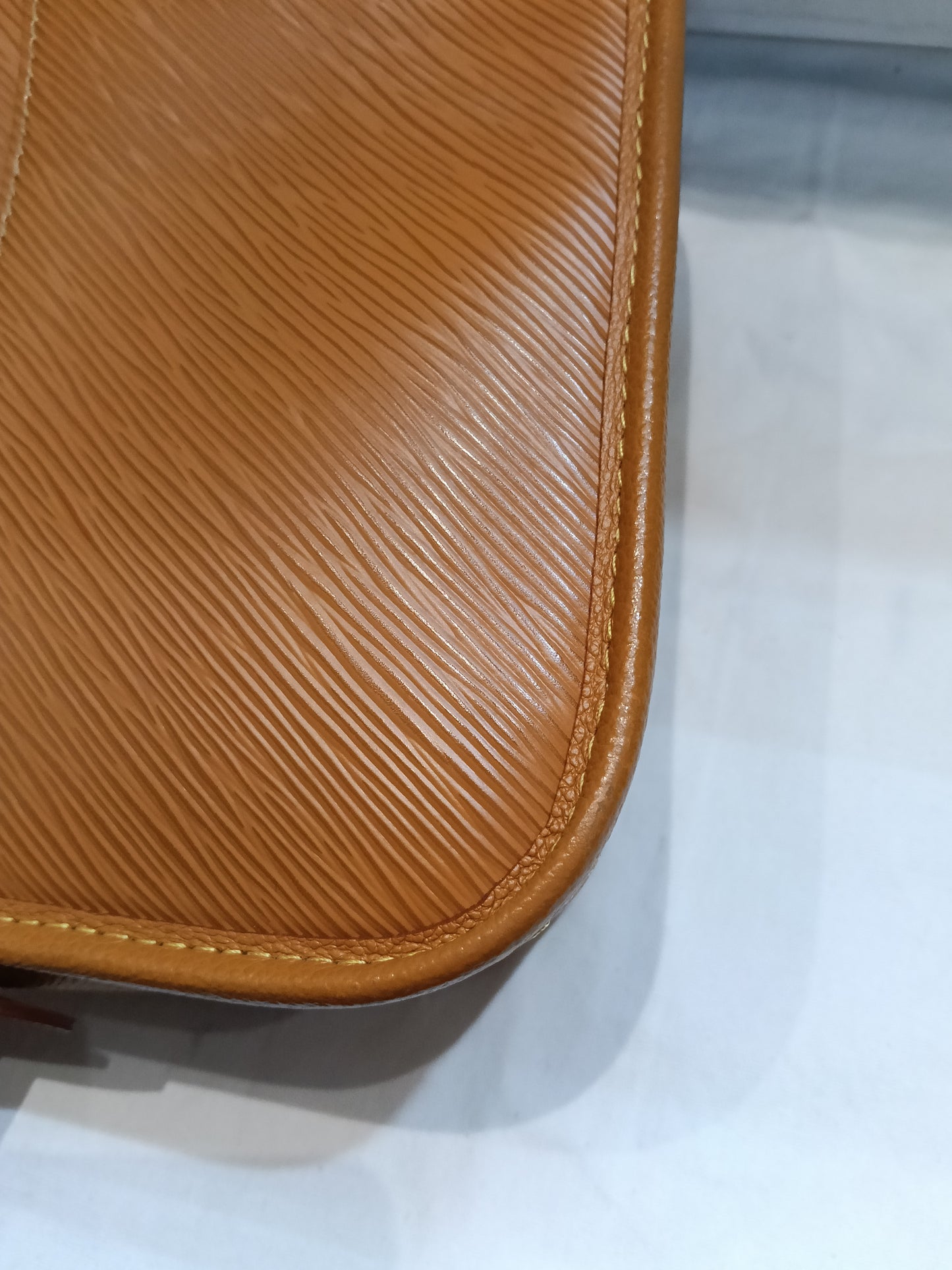 LV Buci NM Epi Gold Miel (CHIP)