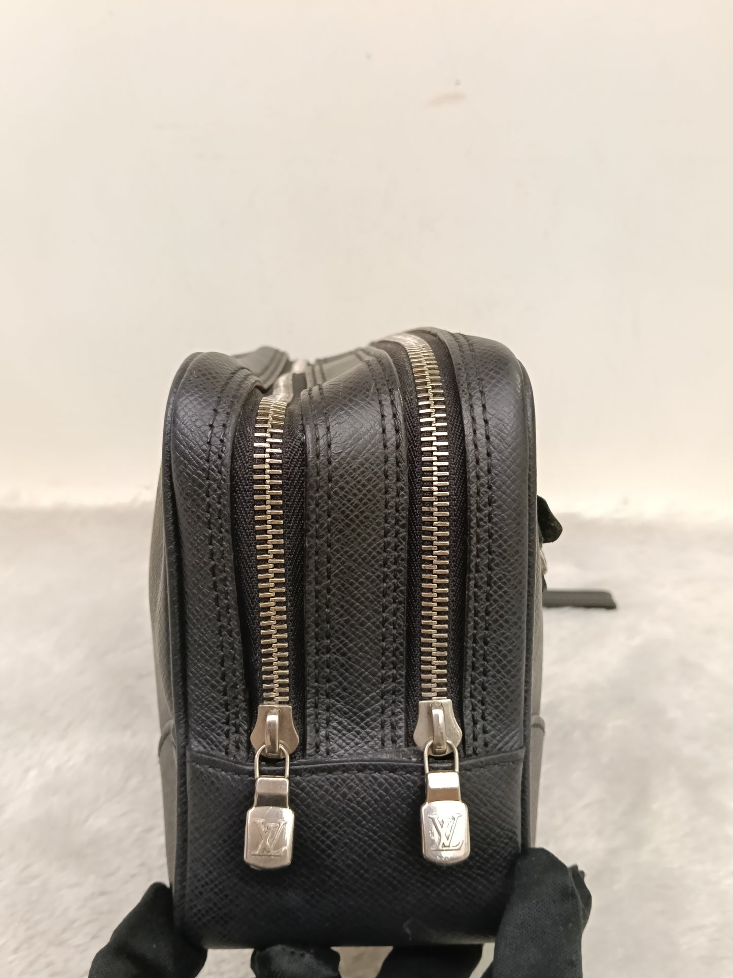 LV Neo Pavel Clutch Taiga Ardoise Black 2009