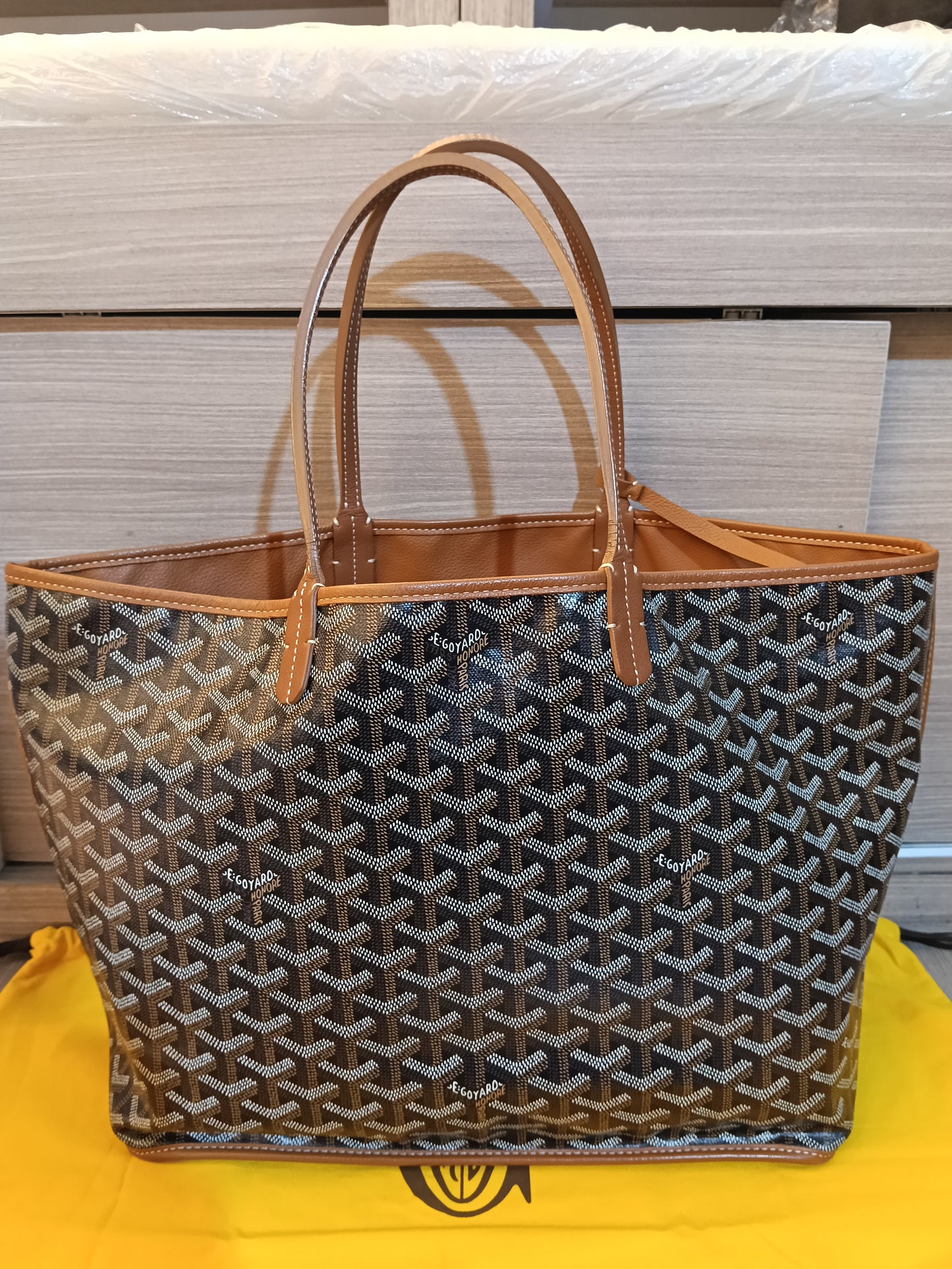 Goyard St Louis PM Black Tan SHW 2023
With pocket, db