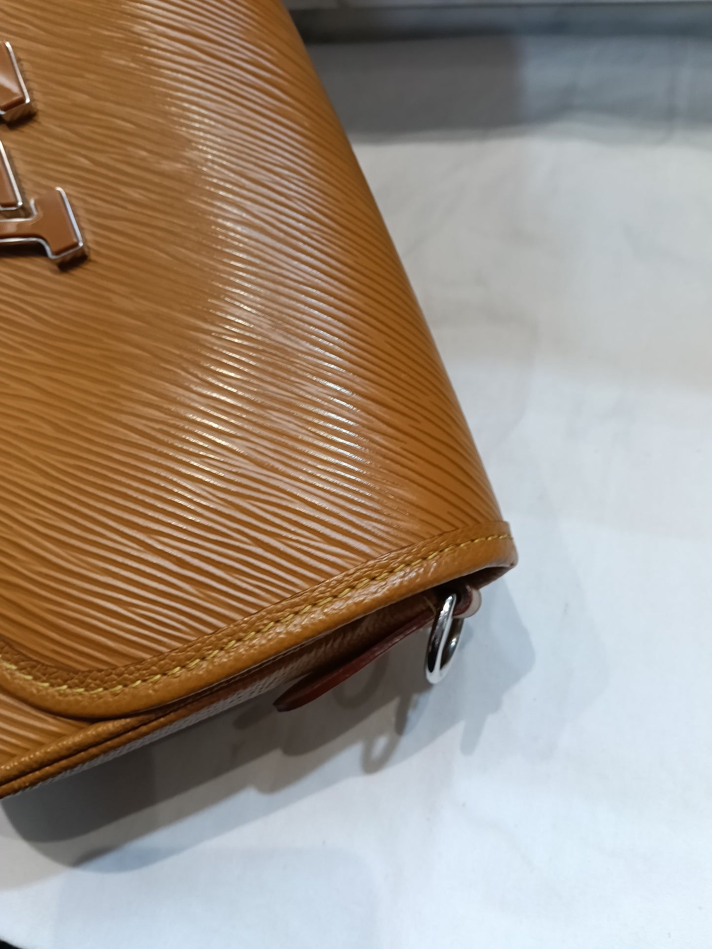 LV Buci NM Epi Gold Miel (CHIP)