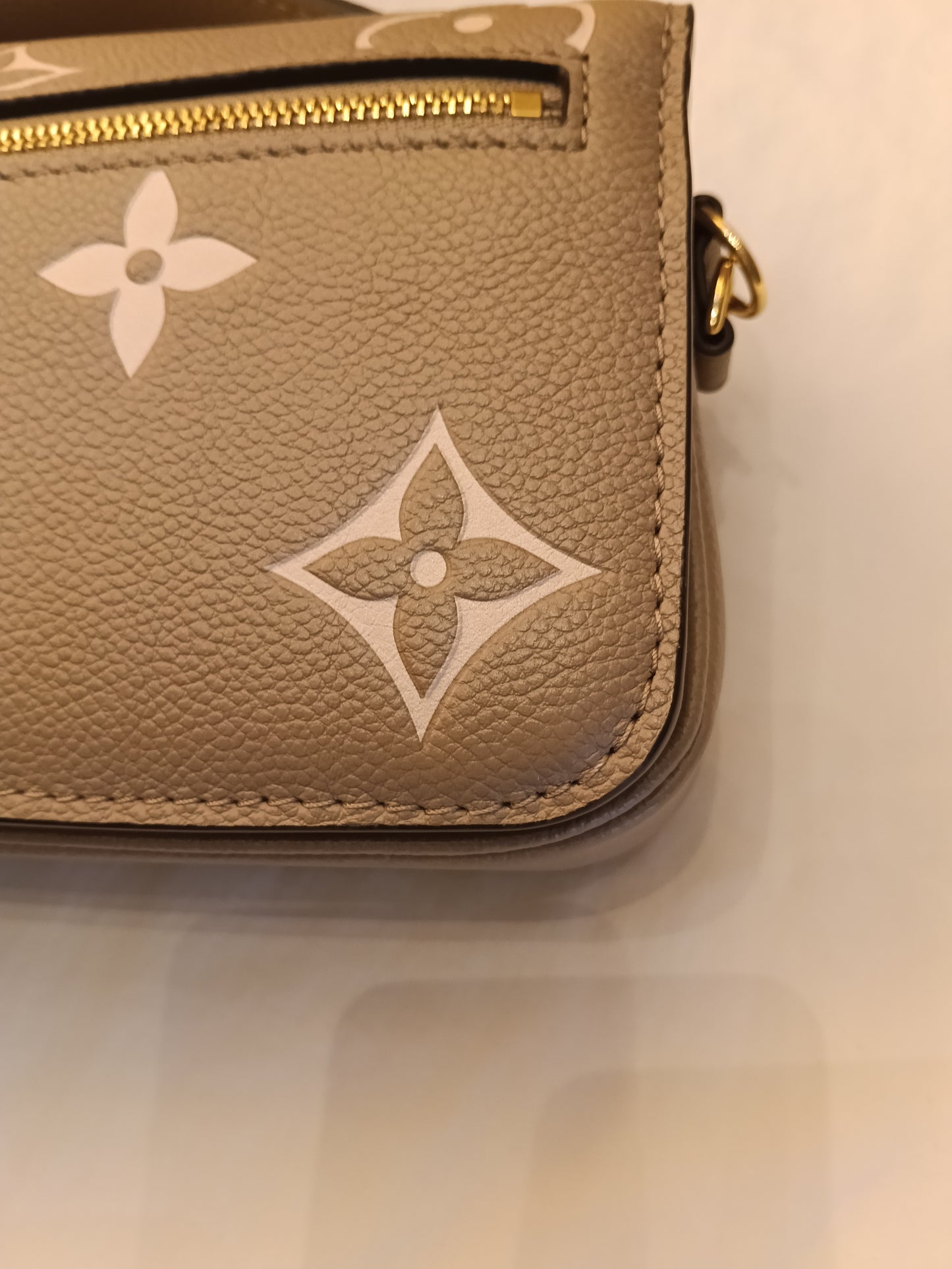 *Neverbeen Used* LV Metis East West Monogram Empreinte Giant Tourterelle Creme 2024 (CHIP)
