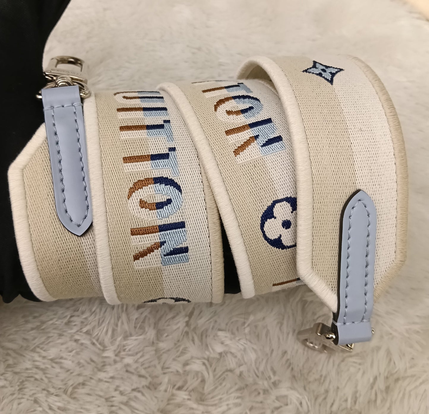 LV Alma BB Epi Bleu Nuage (CHIP)