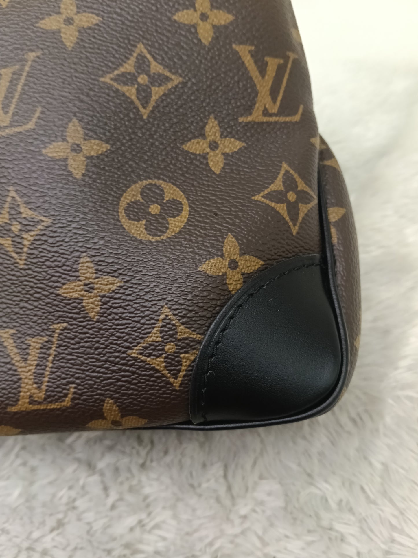 LV Odeon NM PM Monogram Noir (CHIP)