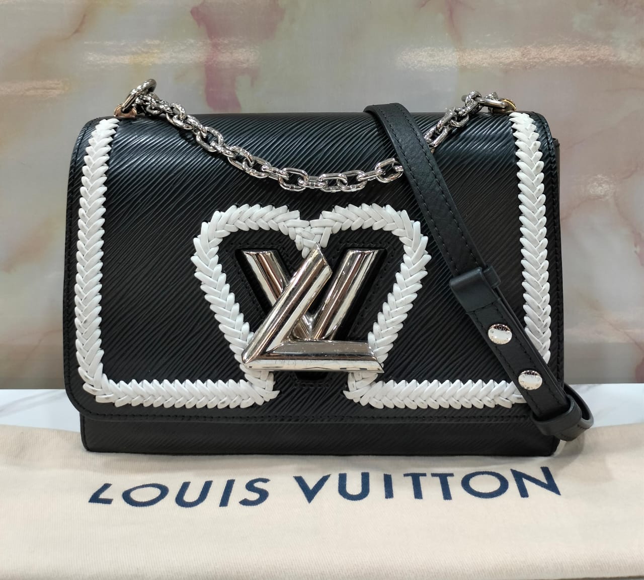 LV Twist MM Braided Heart Epi Black 2018
Size 23x17x9,5cm