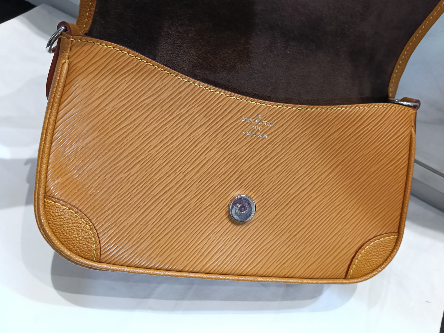 LV Buci NM Epi Gold Miel (CHIP)