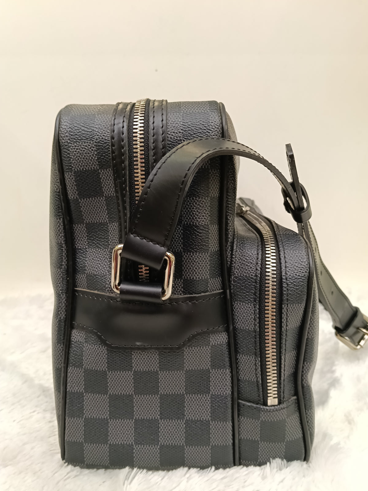 LV Sac Leoh Messenger Graphite 2008