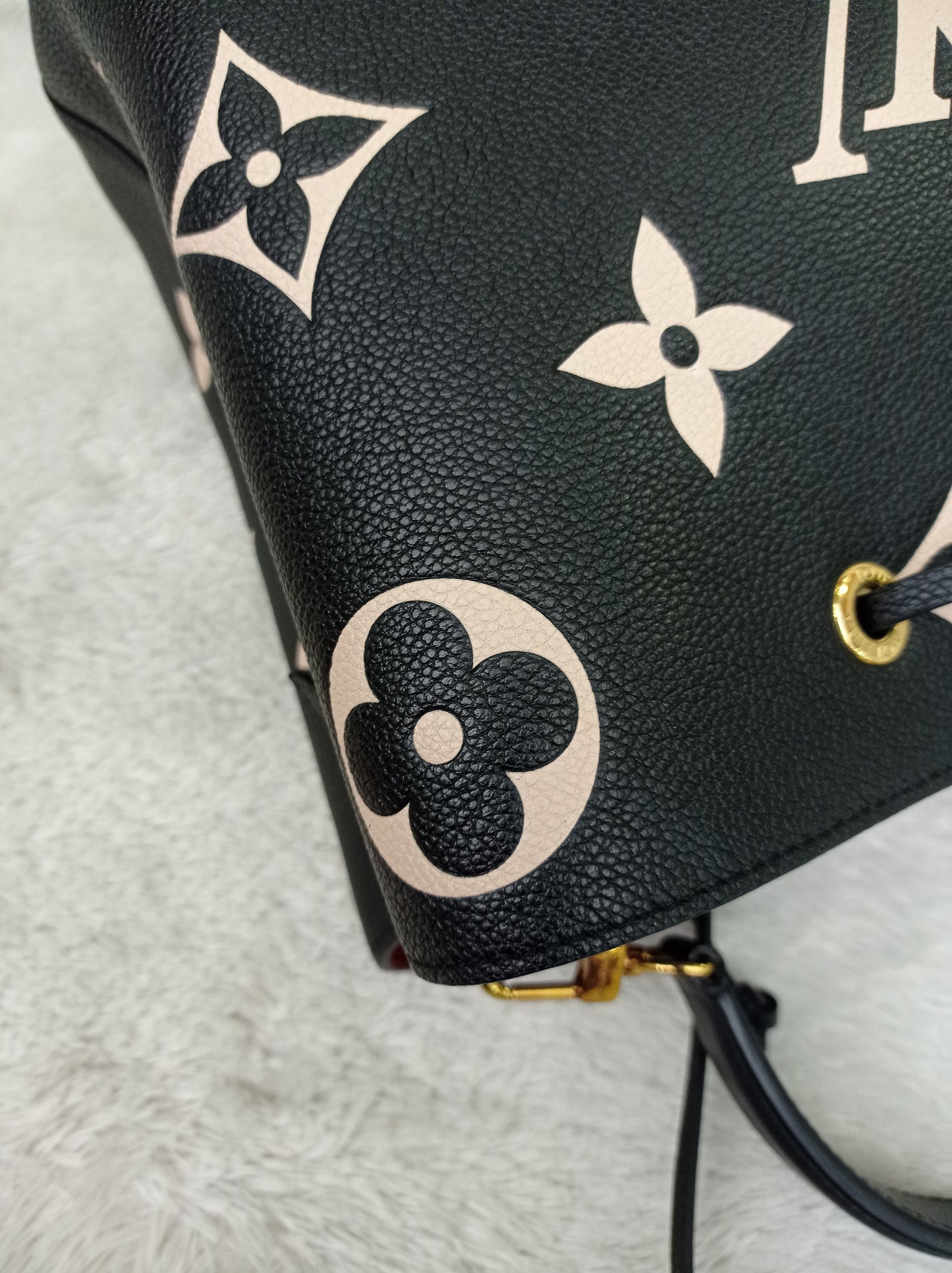 LV Neo Noe MM Monogram Empreinte Noir Creme 2022 (CHIP)